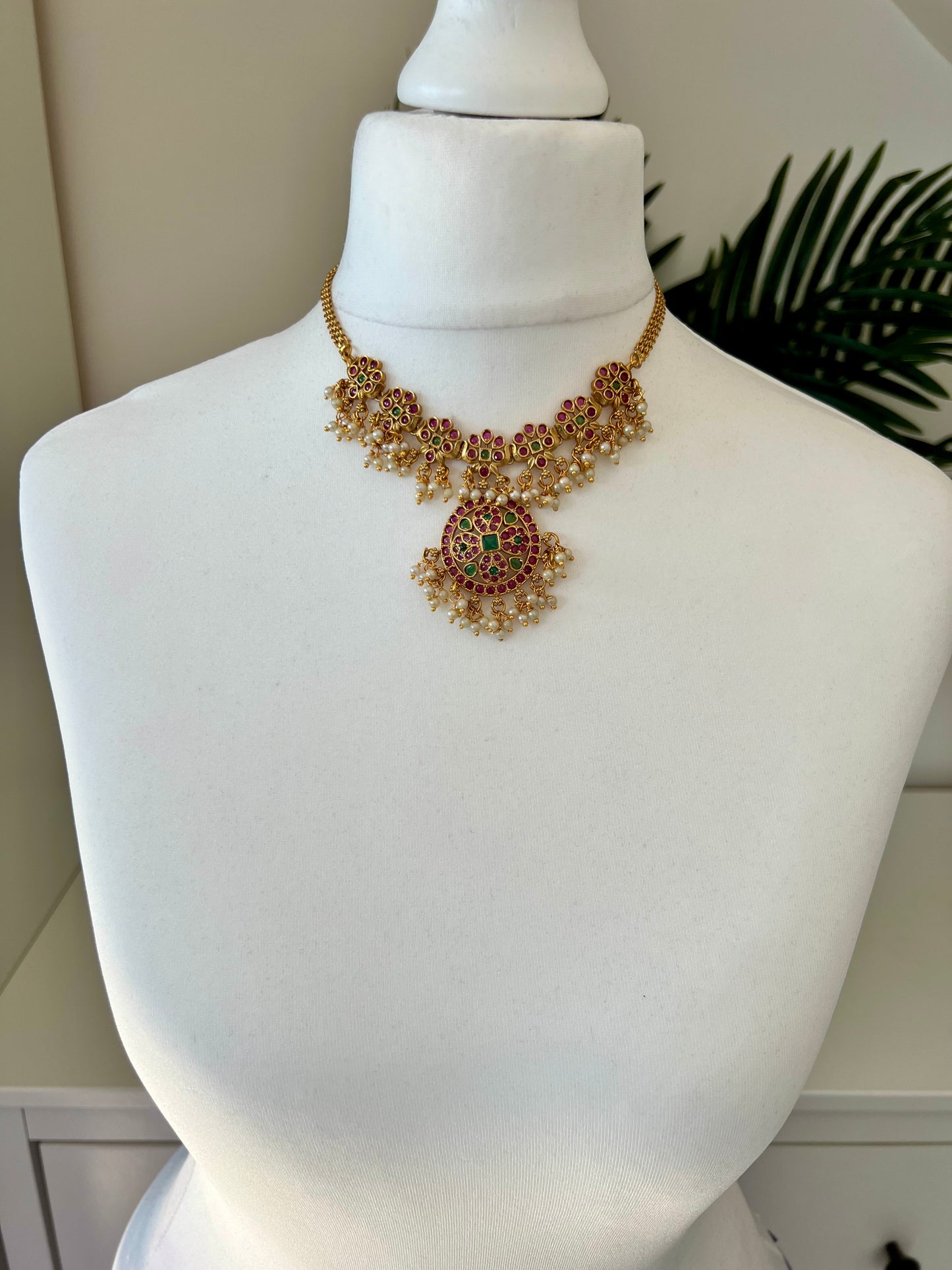 SNEHA - Short rubygreen pearl necklace set with matching earrings N3142