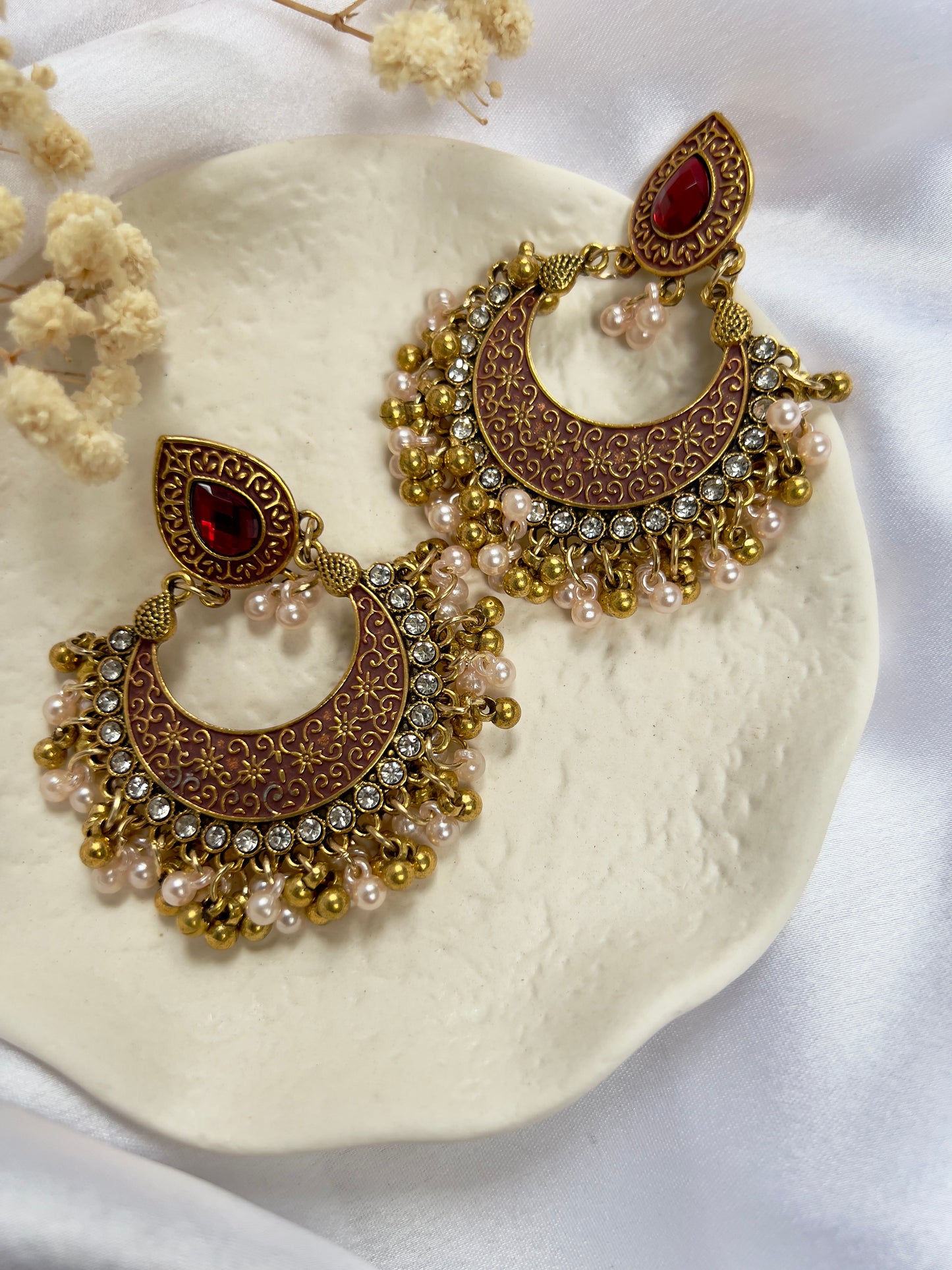 Flat red painted golden earrings with white and golden pearls E3052