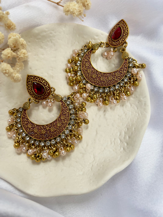 Flat red painted golden earrings with white and golden pearls E3052