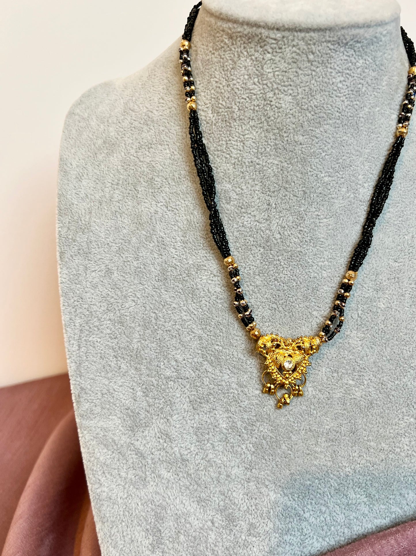 HASNA - Short simple black beaded gold necklace N3229