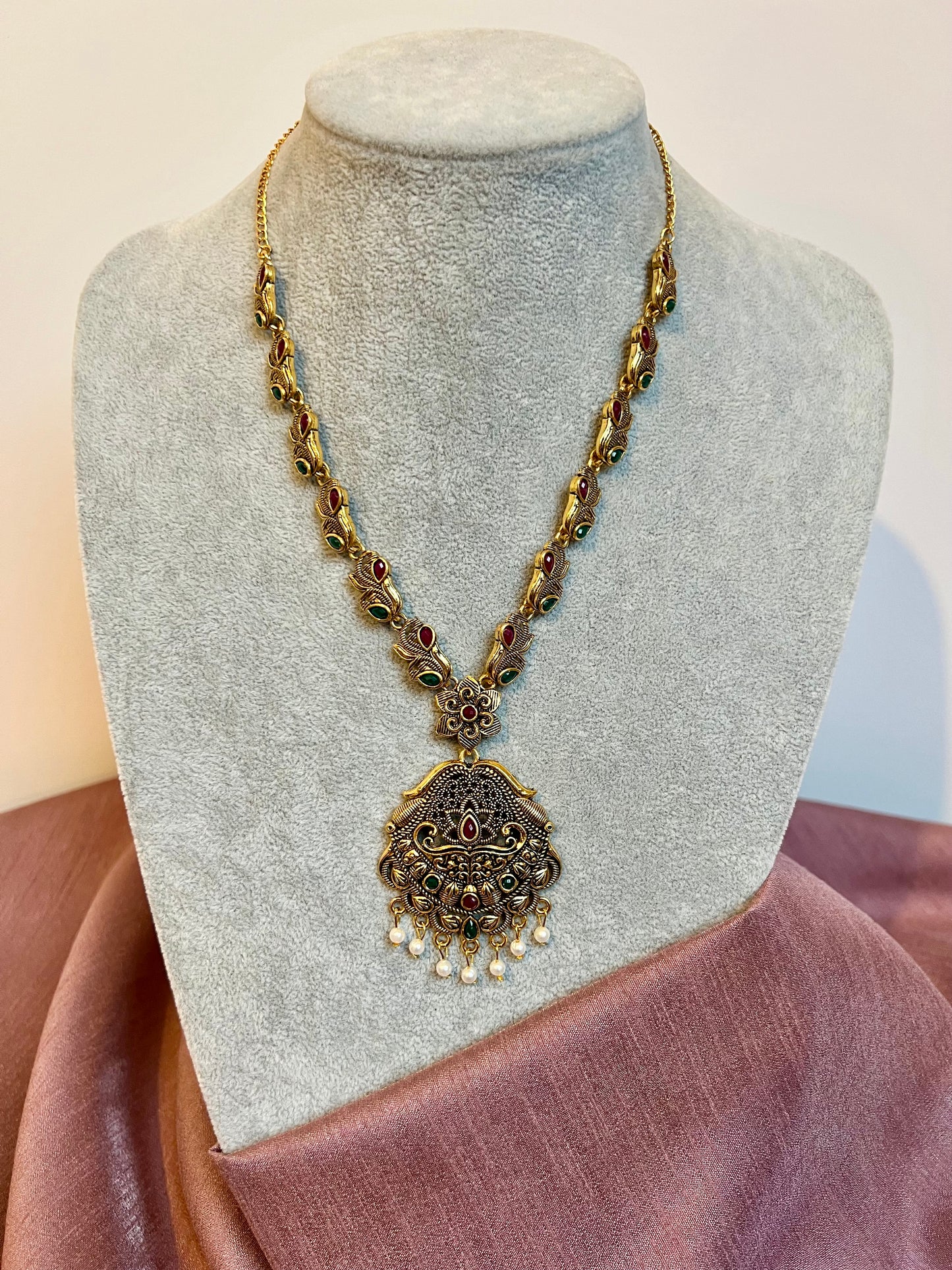 SUSHMITHA - Simple antique gold ruby green stones necklace with pearls N3234