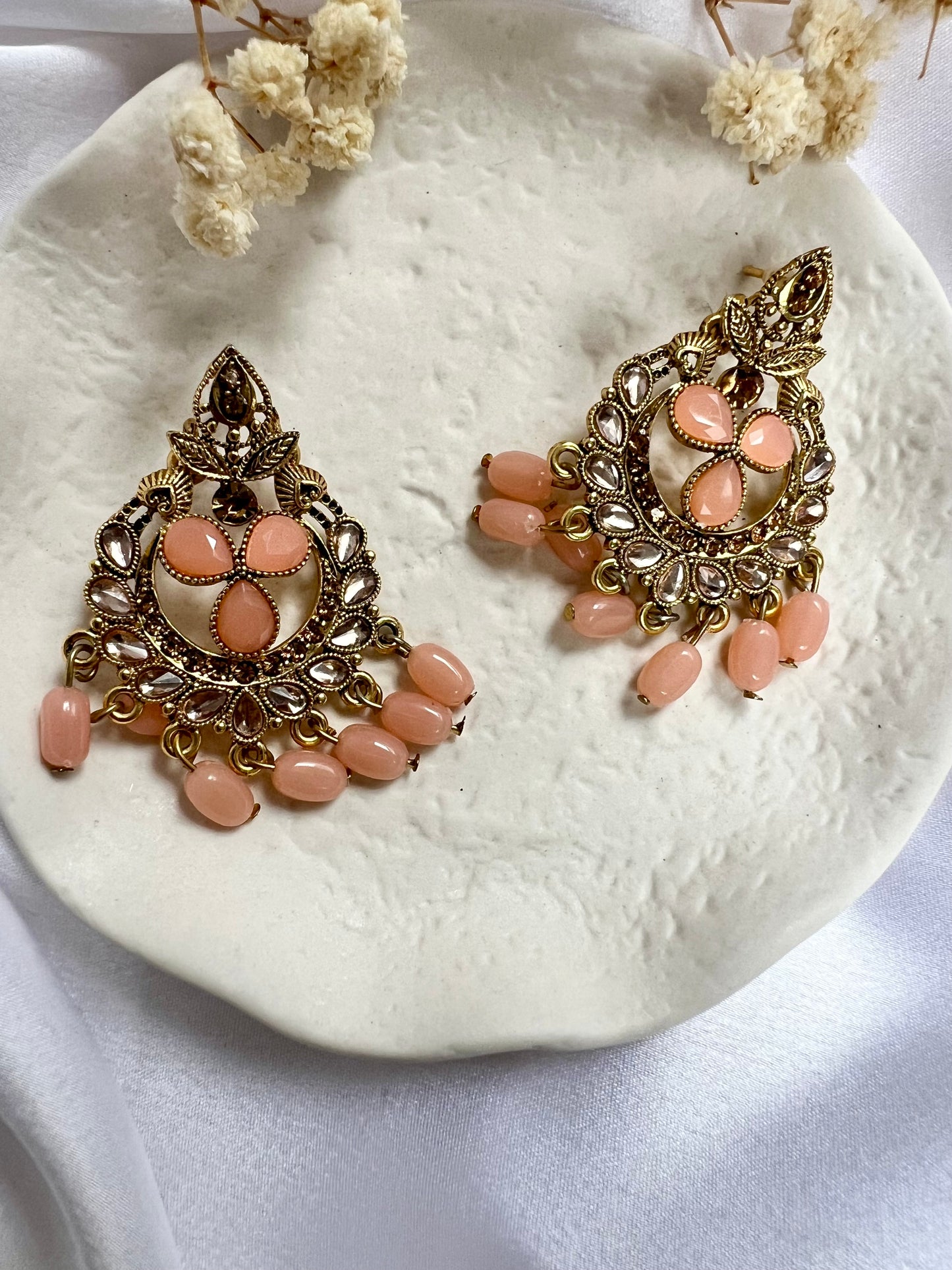 Golden flat earrings with baby pink stones E3067