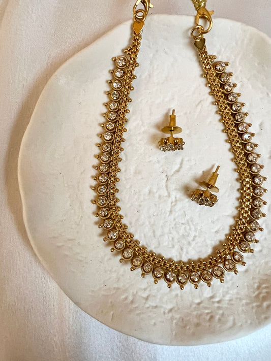 KAANTHI - Simple gold chain with stones and small stud earrings N3247