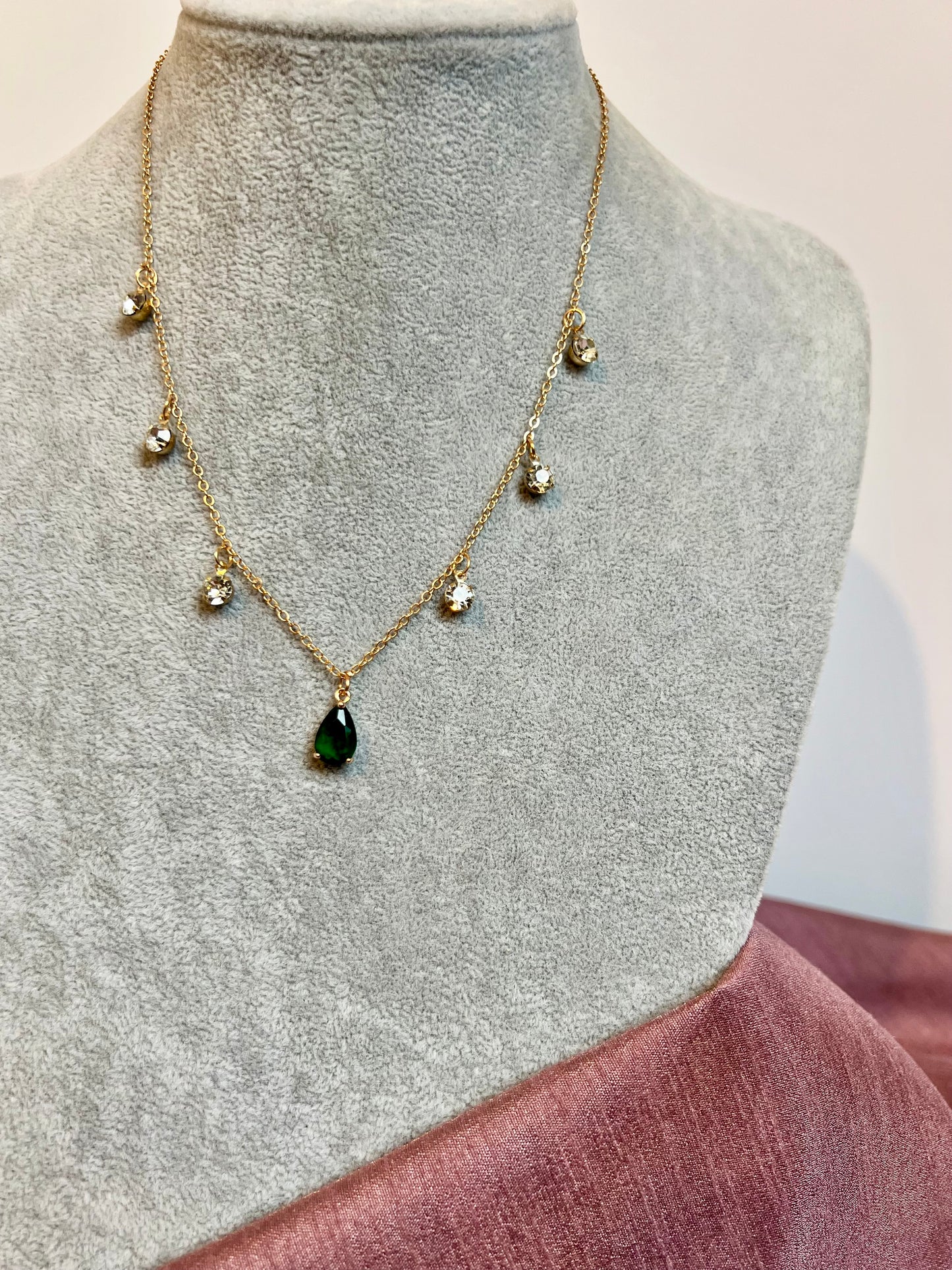AVANI - simple gold chain with dangling stones in white and green N3225