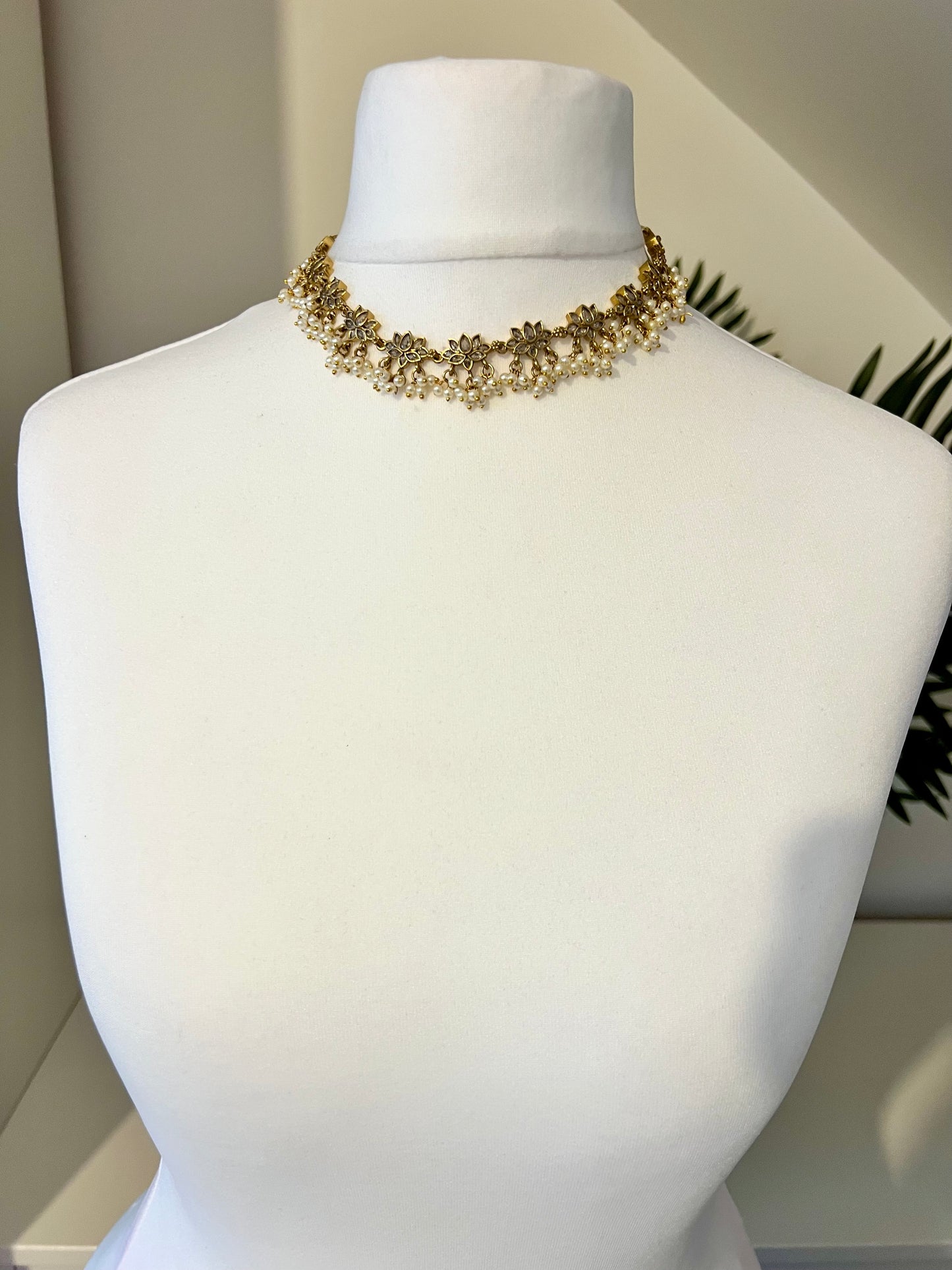AYEESHA - Short  golden chain lotus flower necklace with clear stones, pearls and earrings N3244