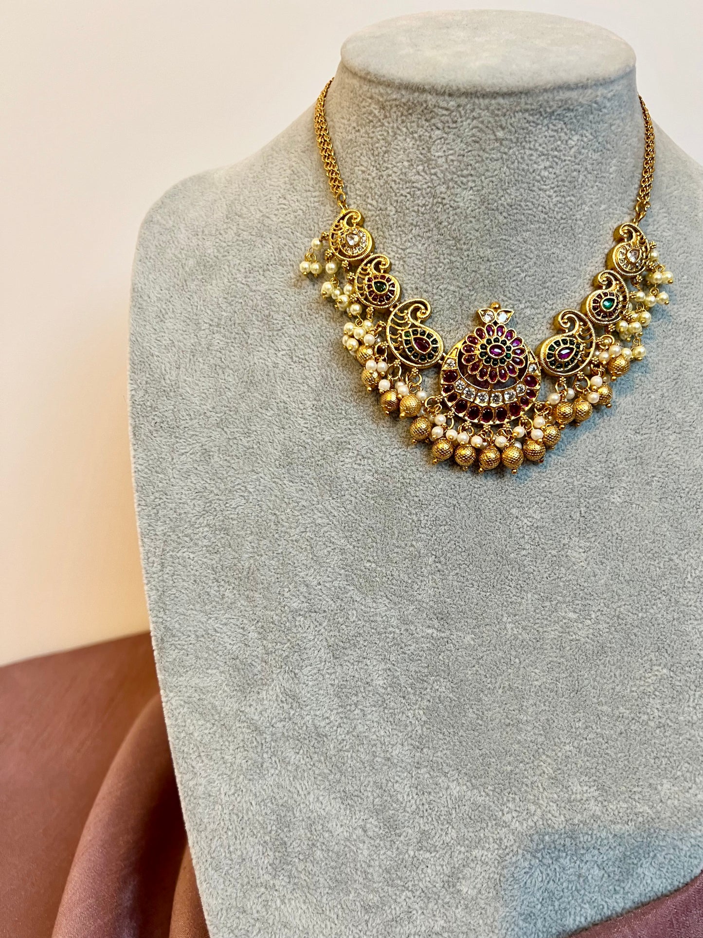 SANGEETHA - Short necklace in ruby and green stones and white pearls, jhumkas included N3184