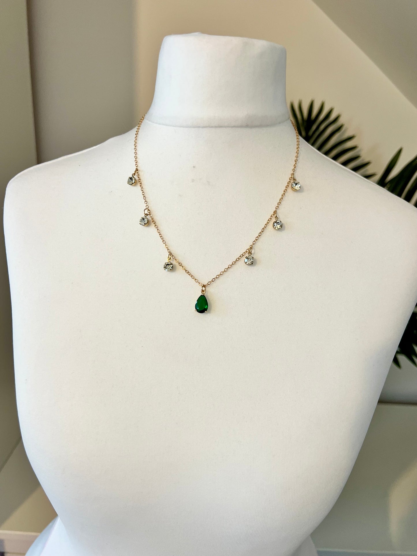 AVANI - simple gold chain with dangling stones in white and green N3225