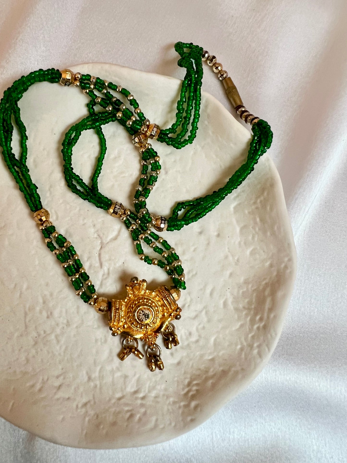 GABISA - Short chain green necklace with a golden pendant N3241