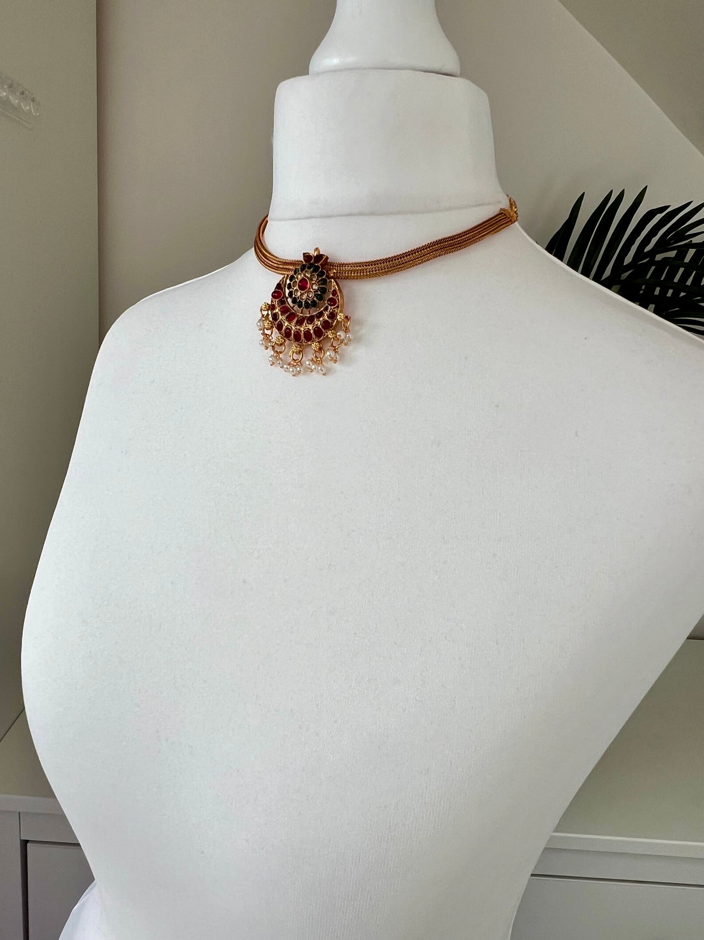 NILAA - Golden moon choker in rubygreen with small pearls and earrings N3109