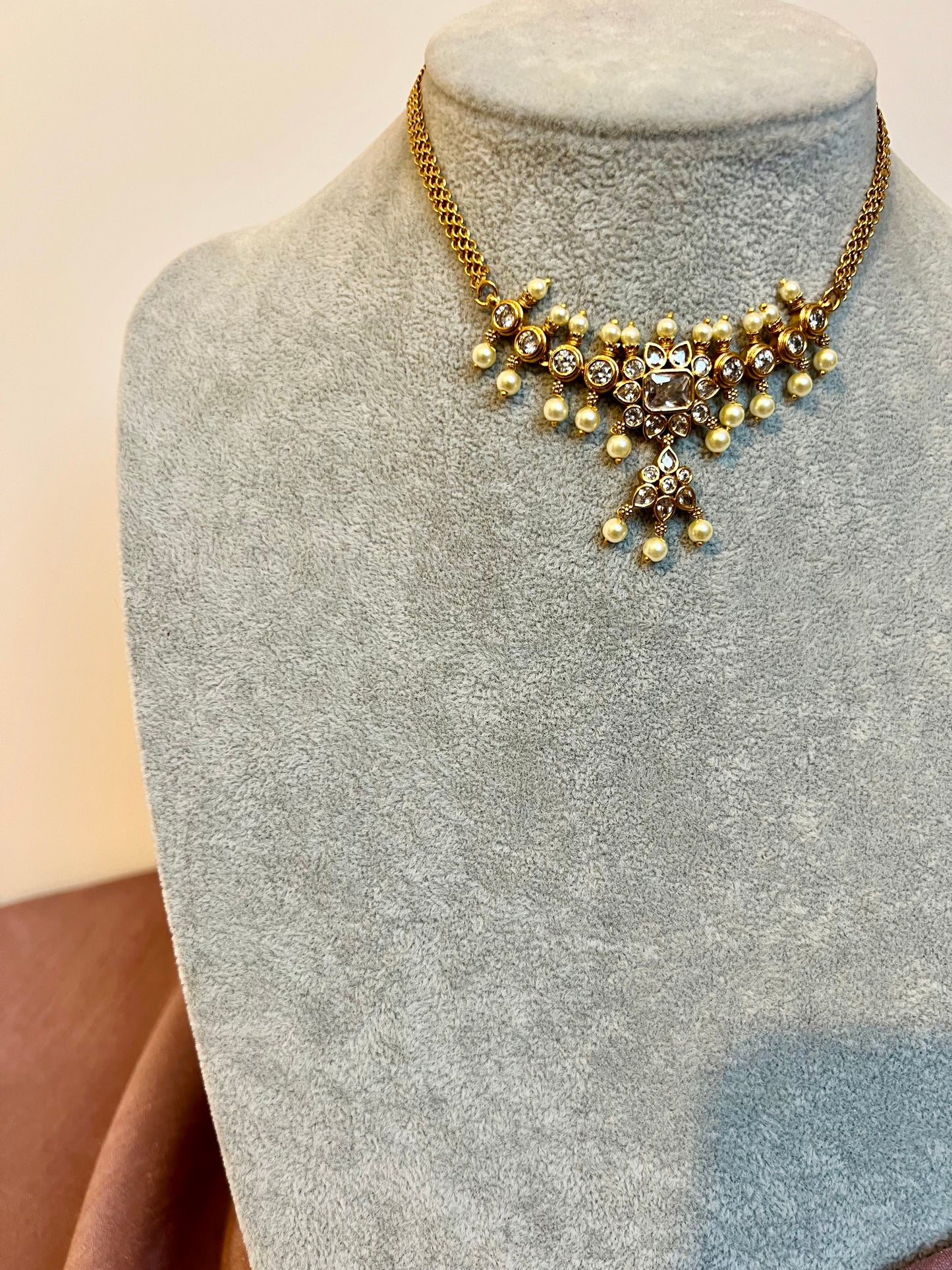 THULASIGA - Small golden choker with matching small stud earrings N3189