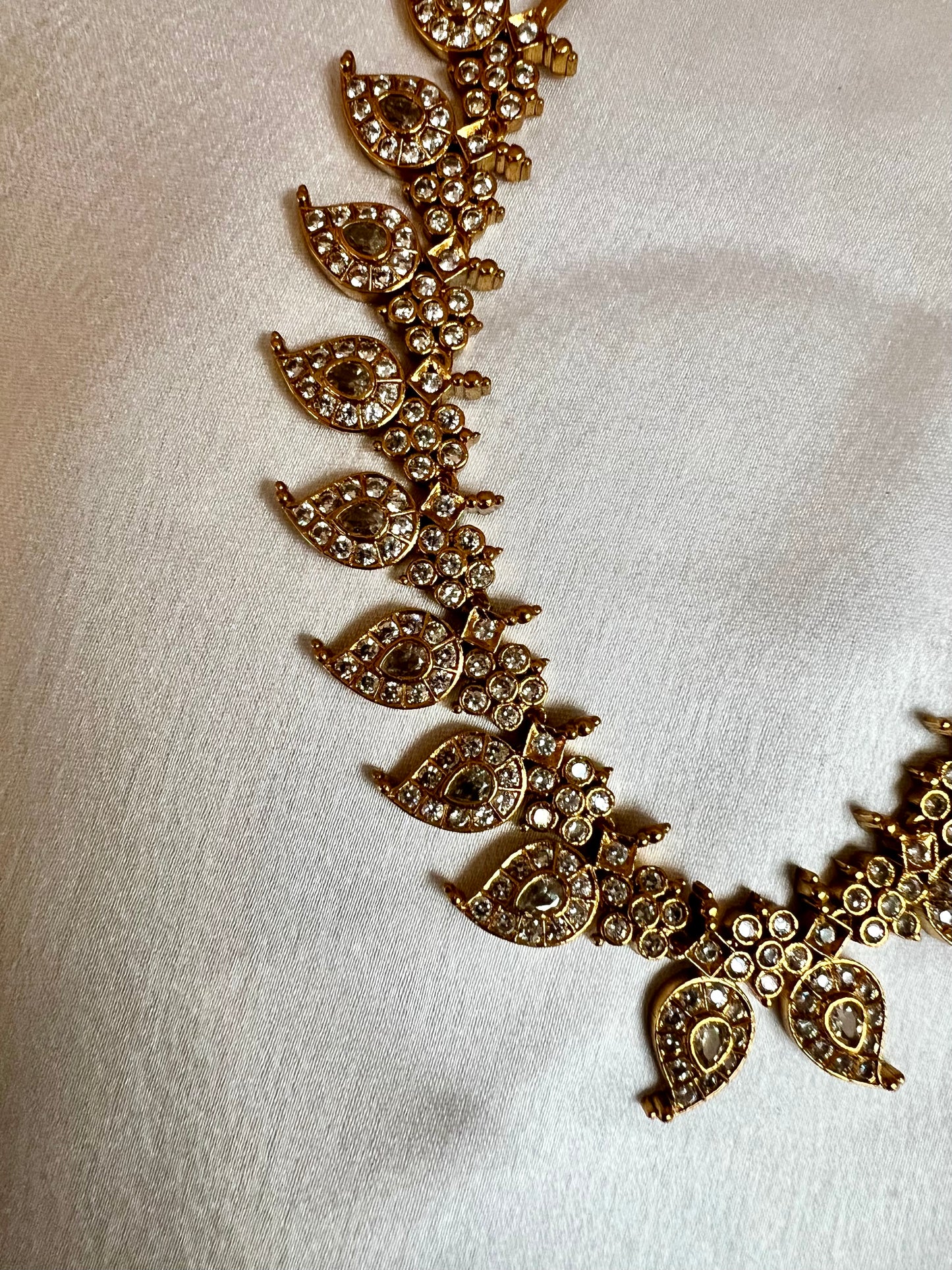 JOVINA - Short mango shaped golden necklace with matching earrings N3174