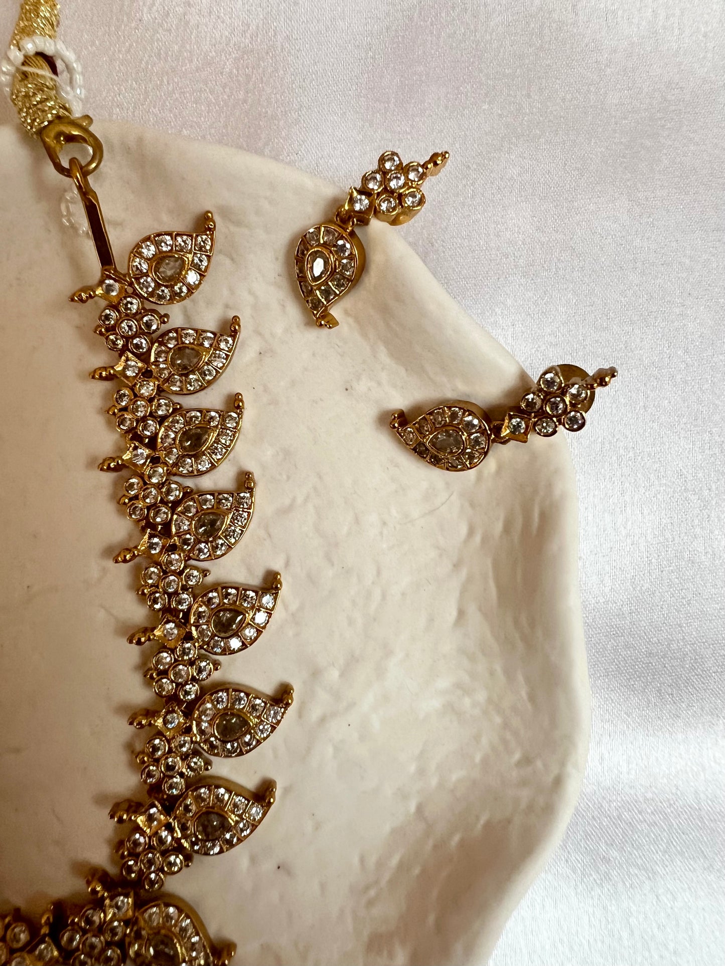 JOVINA - Short mango shaped golden necklace with matching earrings N3174