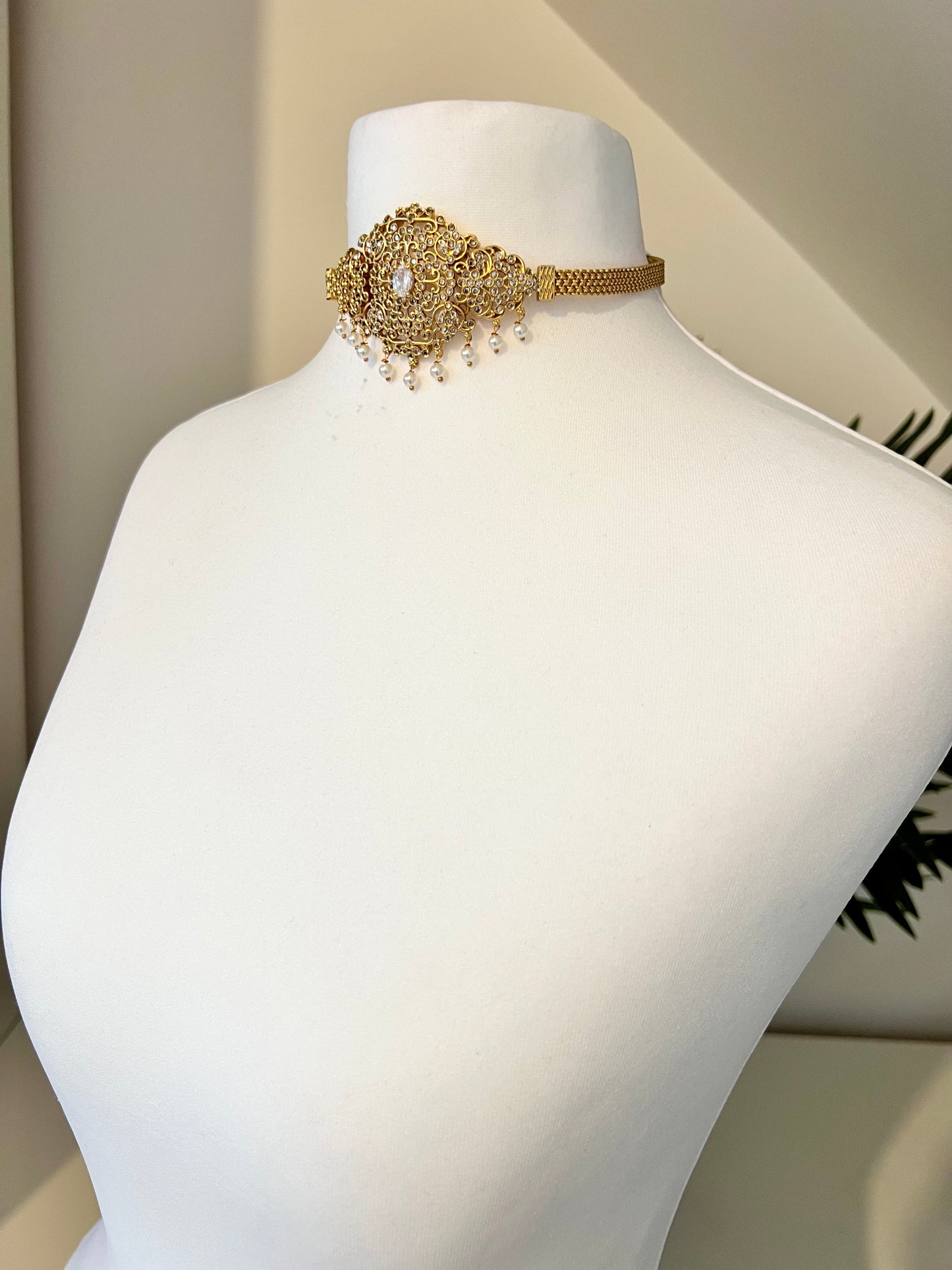 BANUVI - White stoned golden choker with flat earrings N3182
