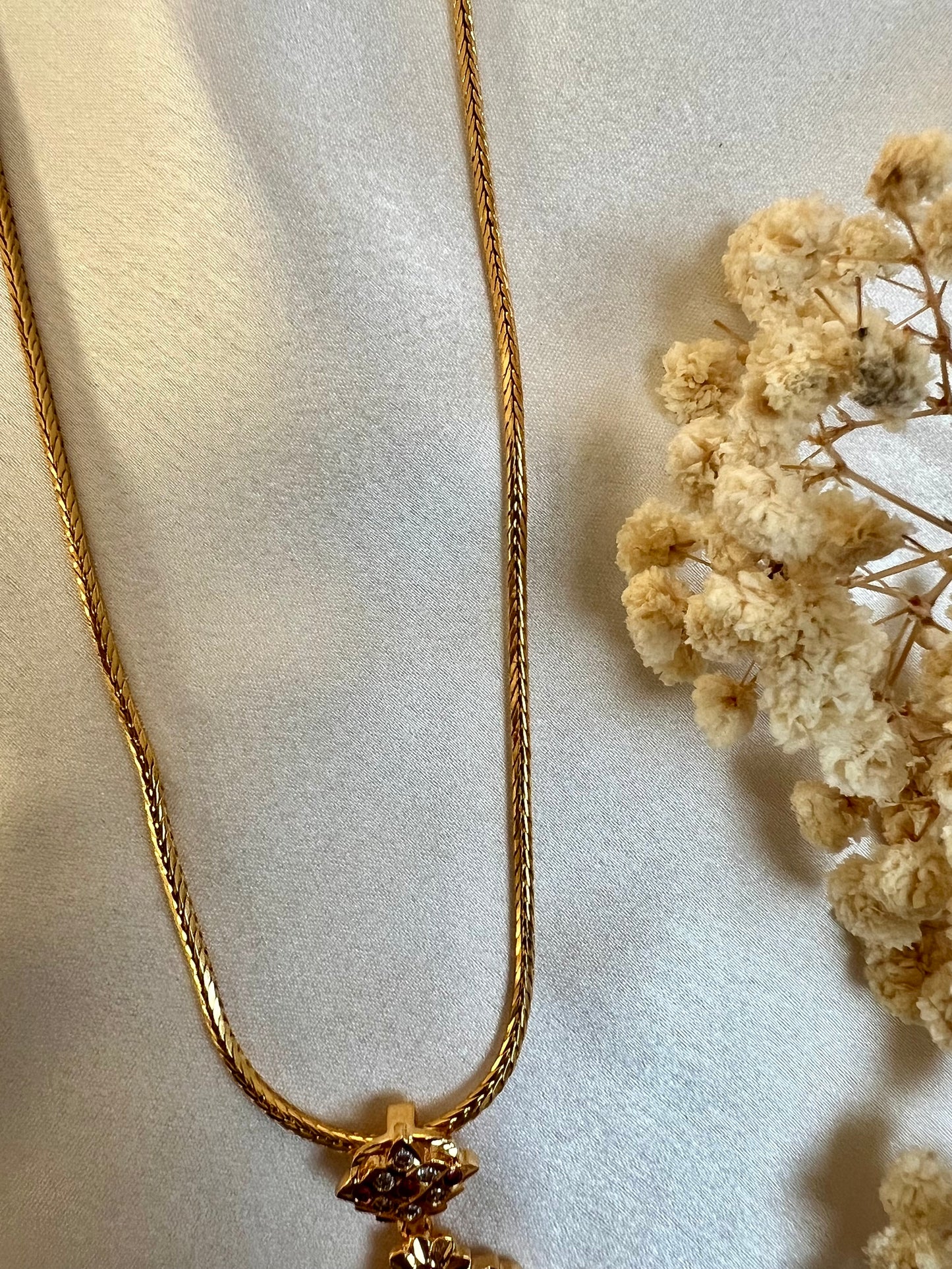 SHARMI -Short kodi impon necklace with ruby and white stones N3156