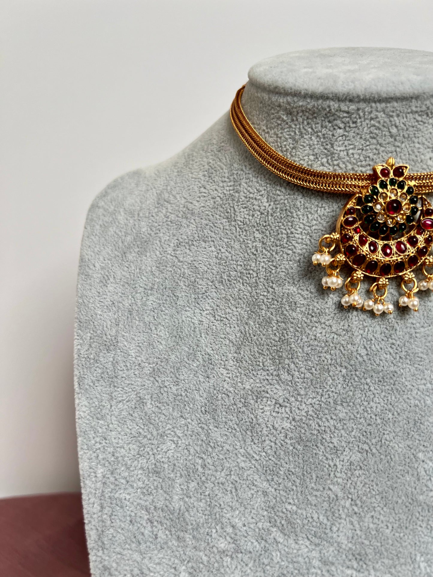 NILAA - Golden moon choker in rubygreen with small pearls and earrings N3109