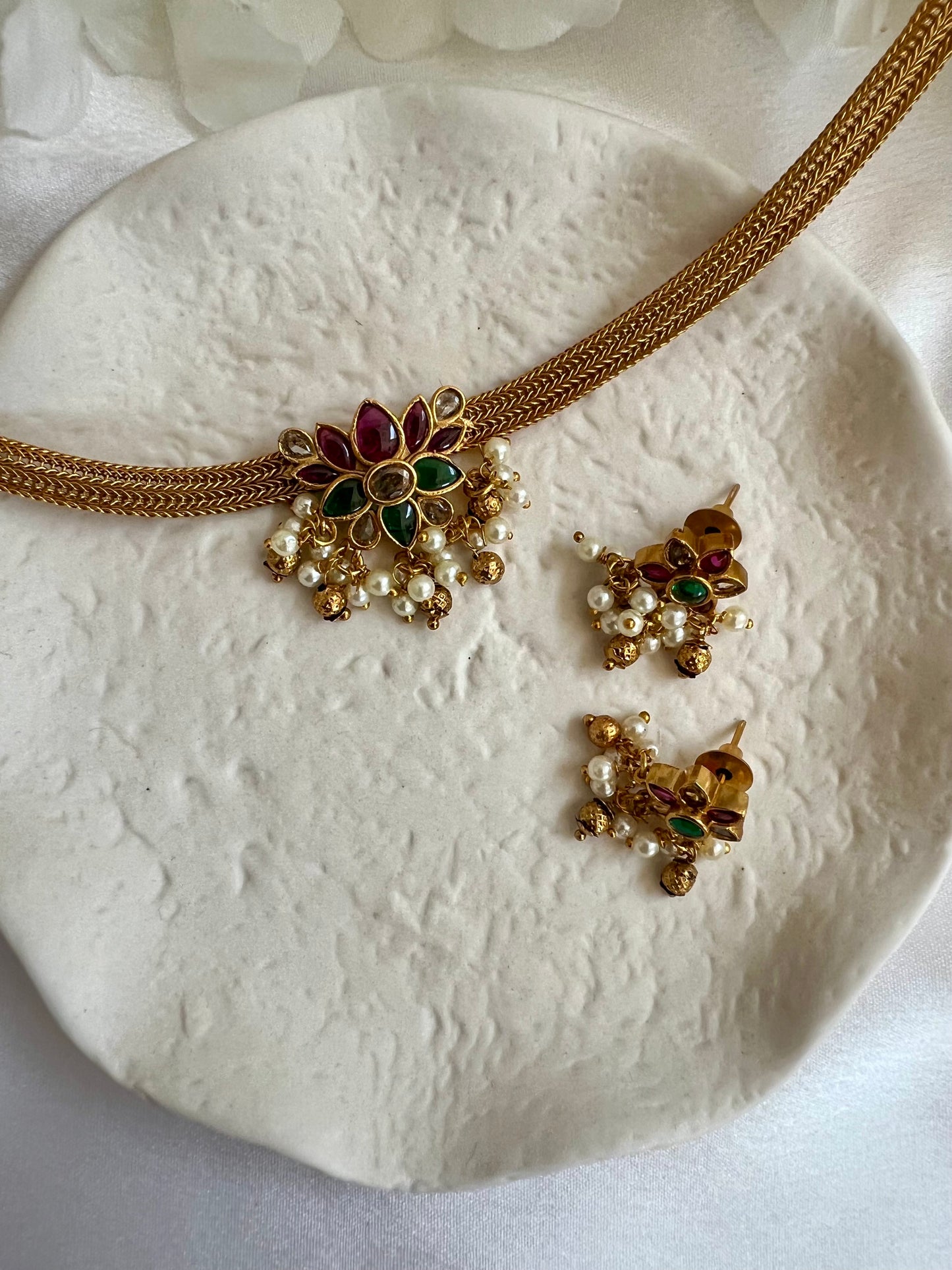 VARSHA - Classic small lotus pendant choker in rubygreen with pearls N3129