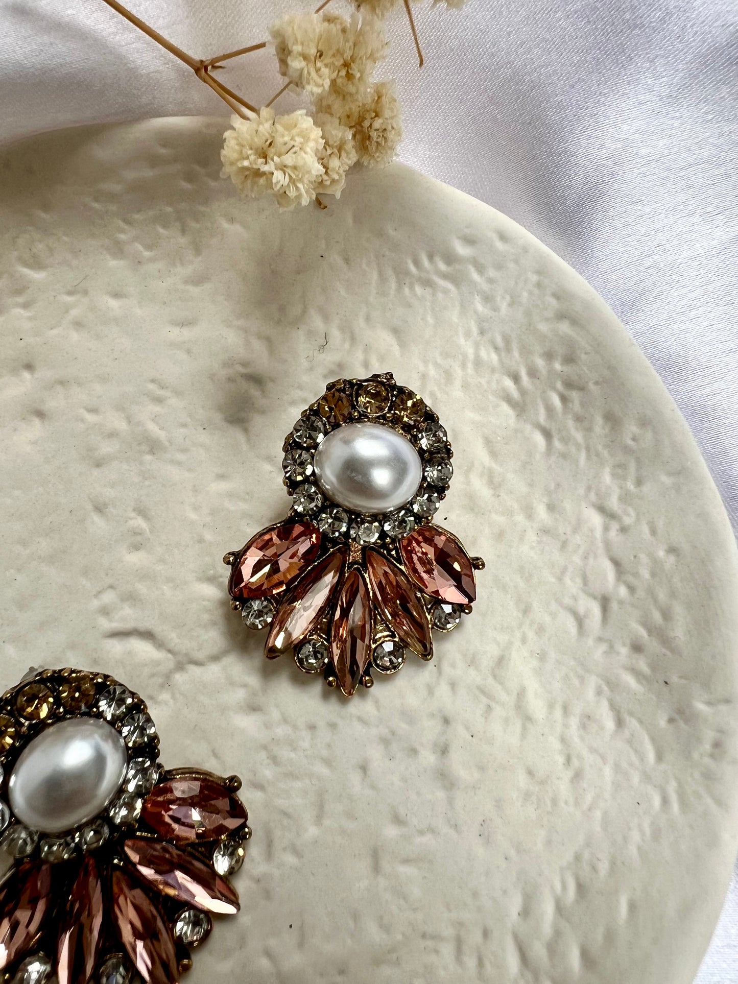 Short antique gold white, champagne and baby pink stoned earrings E3073