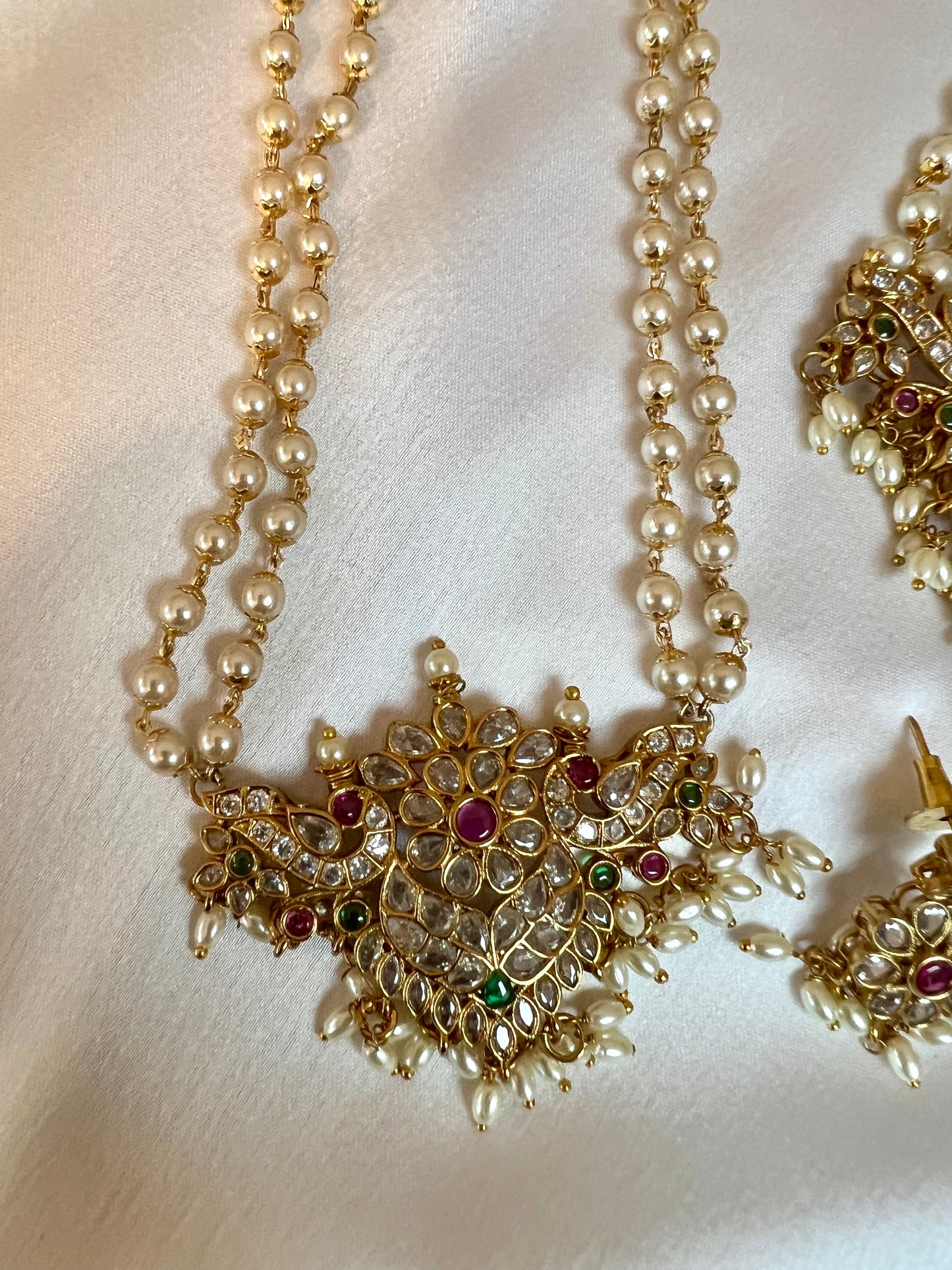 BIRUNTHA - Long and short pearl necklace in rubygreen with matching earrings N3176