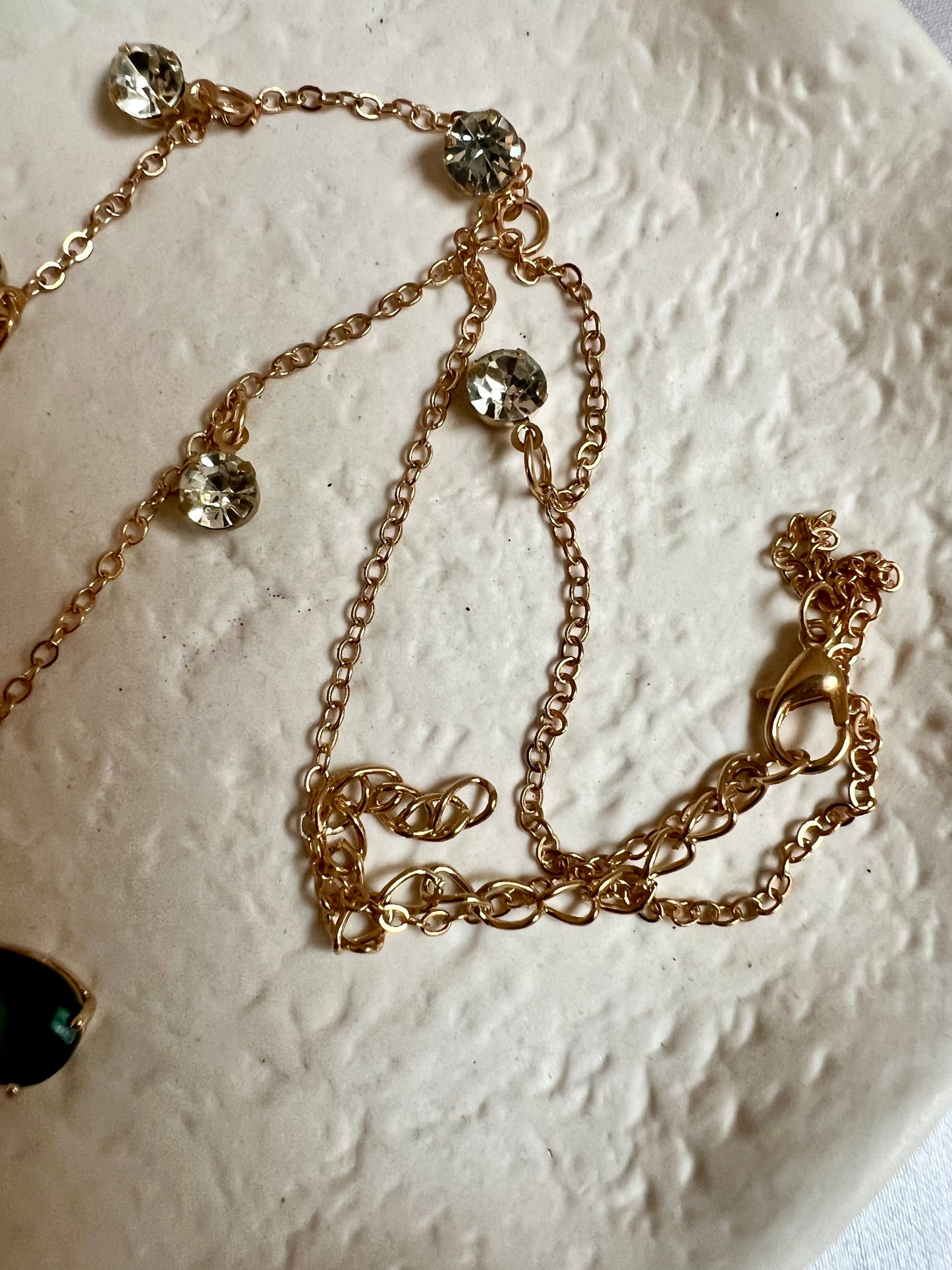 AVANI - simple gold chain with dangling stones in white and green N3225