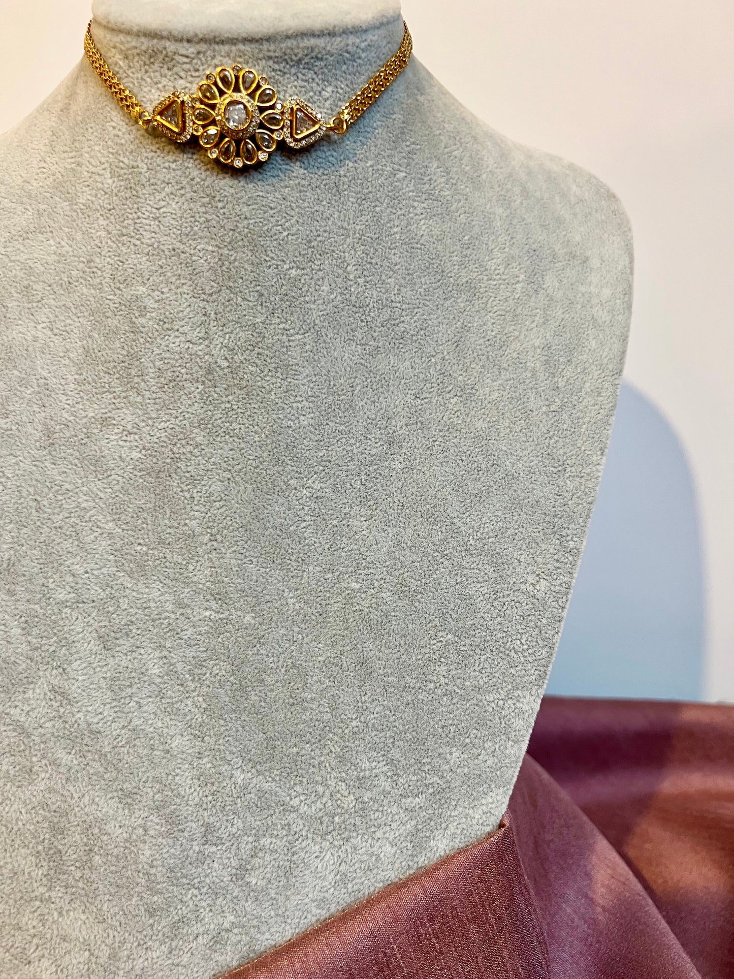 THUVA- Small golden choker necklace with earrings N3190