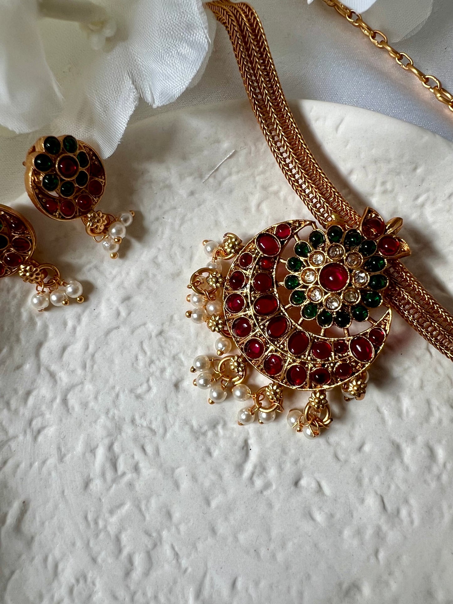 NILAA - Golden moon choker in rubygreen with small pearls and earrings N3109
