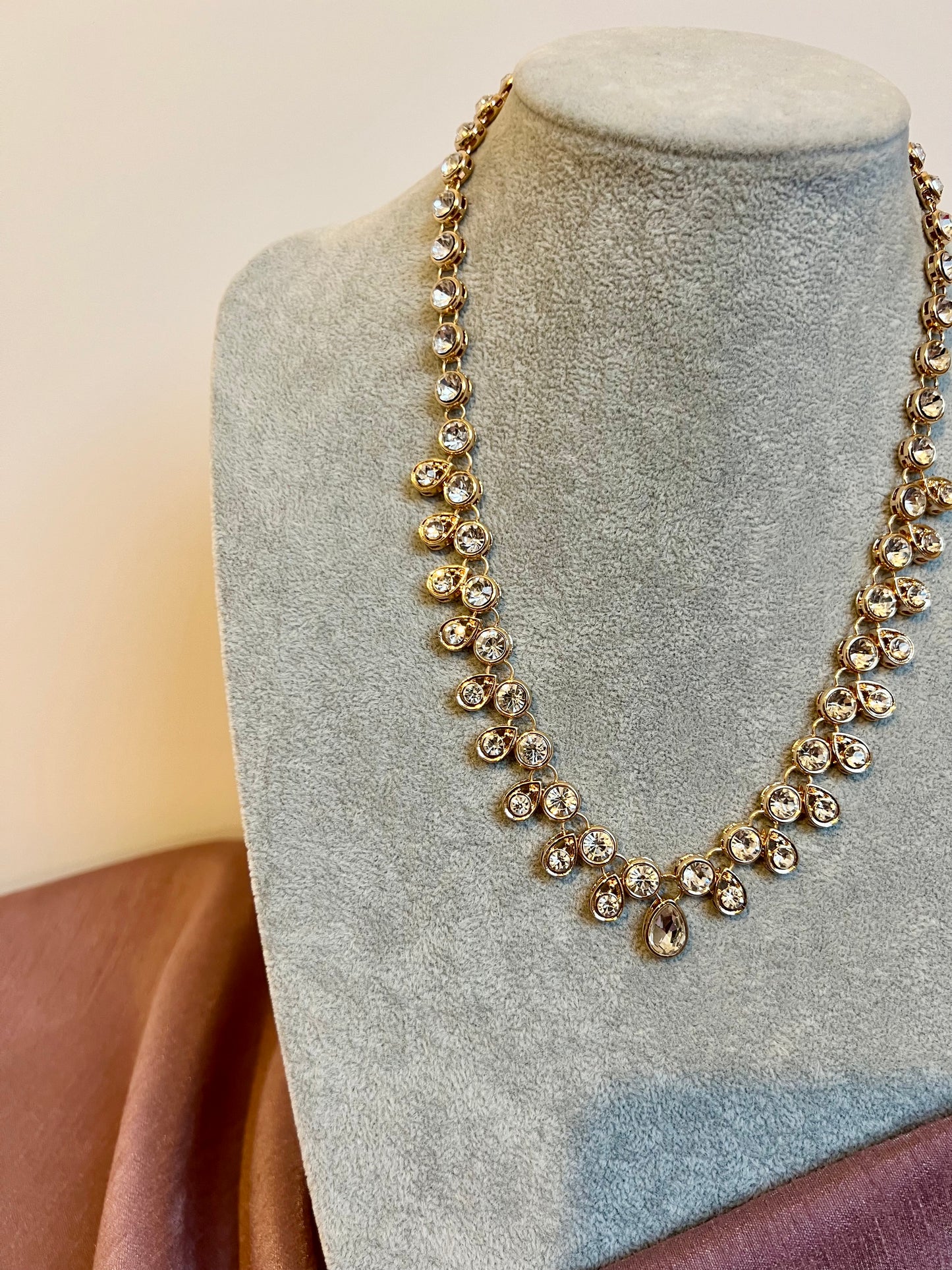 HASILI - Simple lightweight golden large white stoned necklace N3243