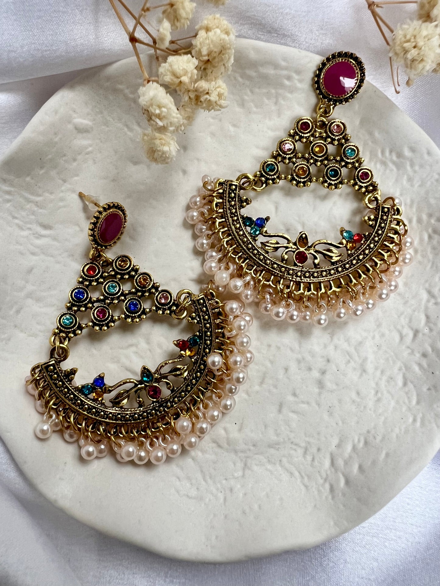 Multicoloured large flat earrings with pearls E3060