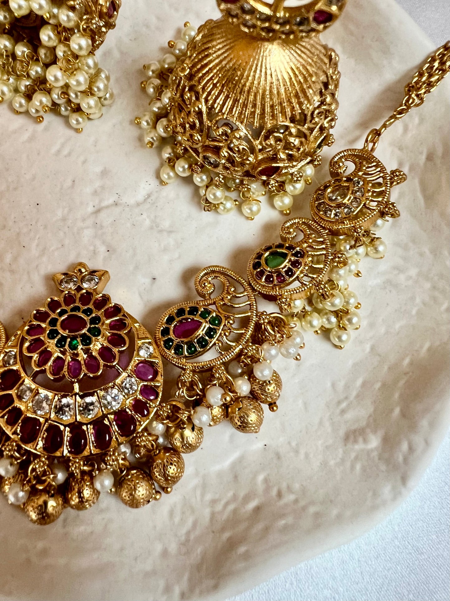 SANGEETHA - Short necklace in ruby and green stones and white pearls, jhumkas included N3184