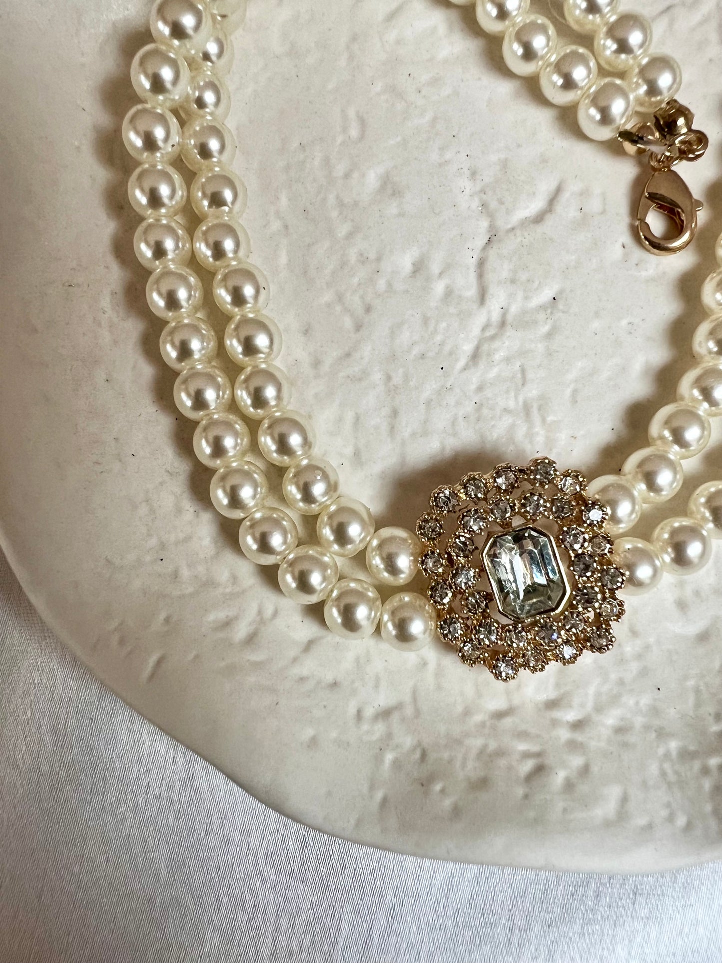 LALISA - short choker pearl necklace with white stones N3216