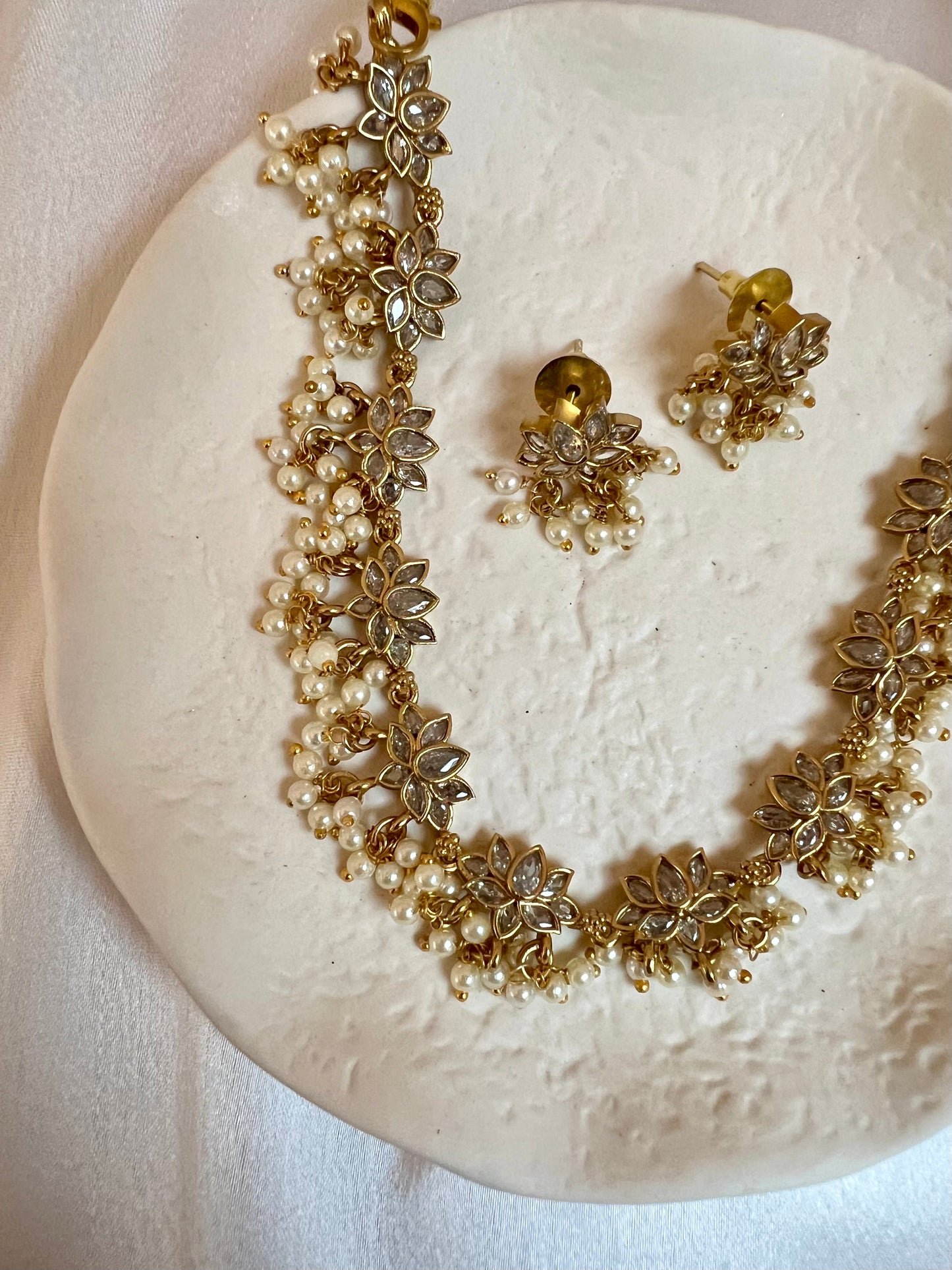 AYEESHA - Short  golden chain lotus flower necklace with clear stones, pearls and earrings N3244