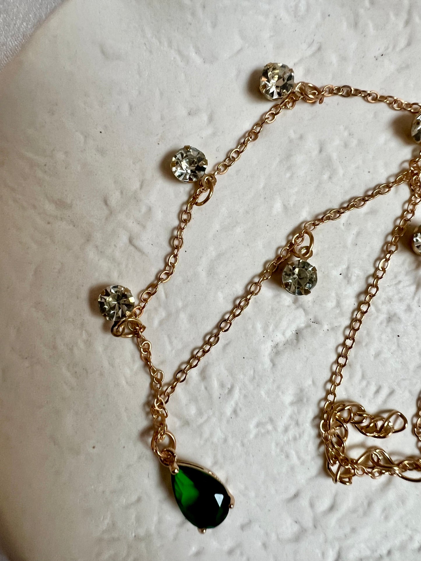 AVANI - simple gold chain with dangling stones in white and green N3225