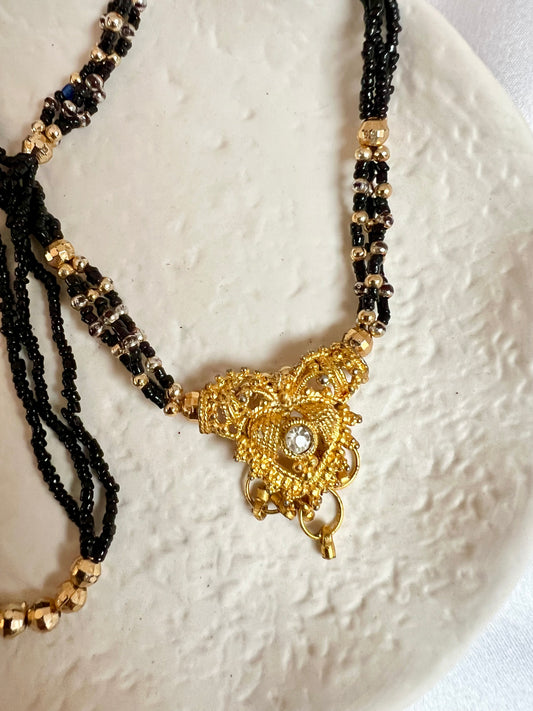 HASNA - Short simple black beaded gold necklace N3229