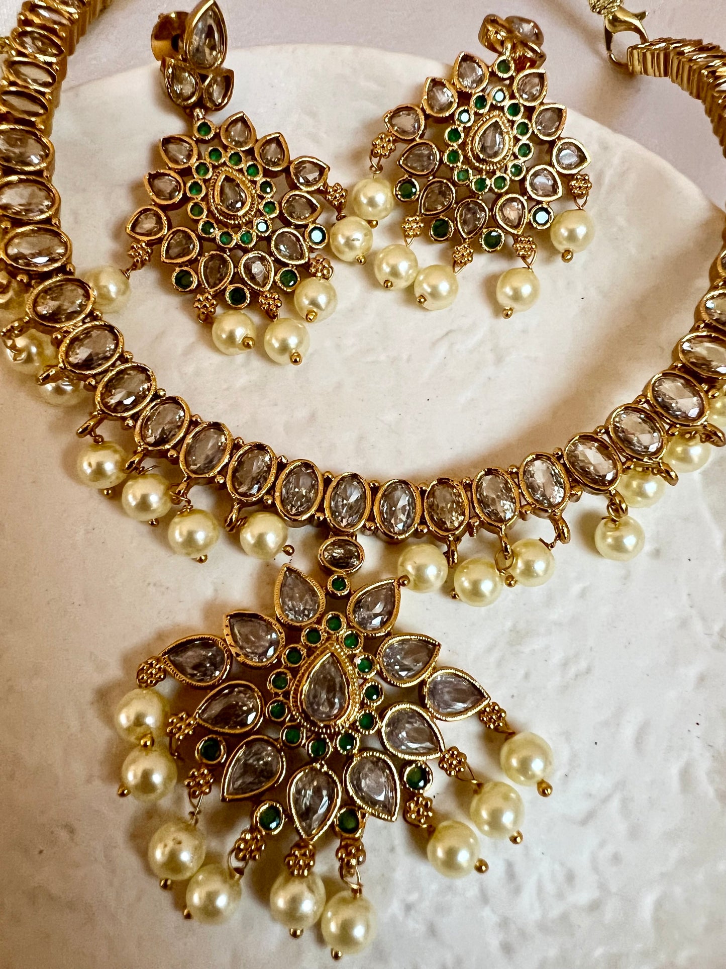 JASVIENNA - Short golden pearl necklace with clear and green stones and flat earrings N3245