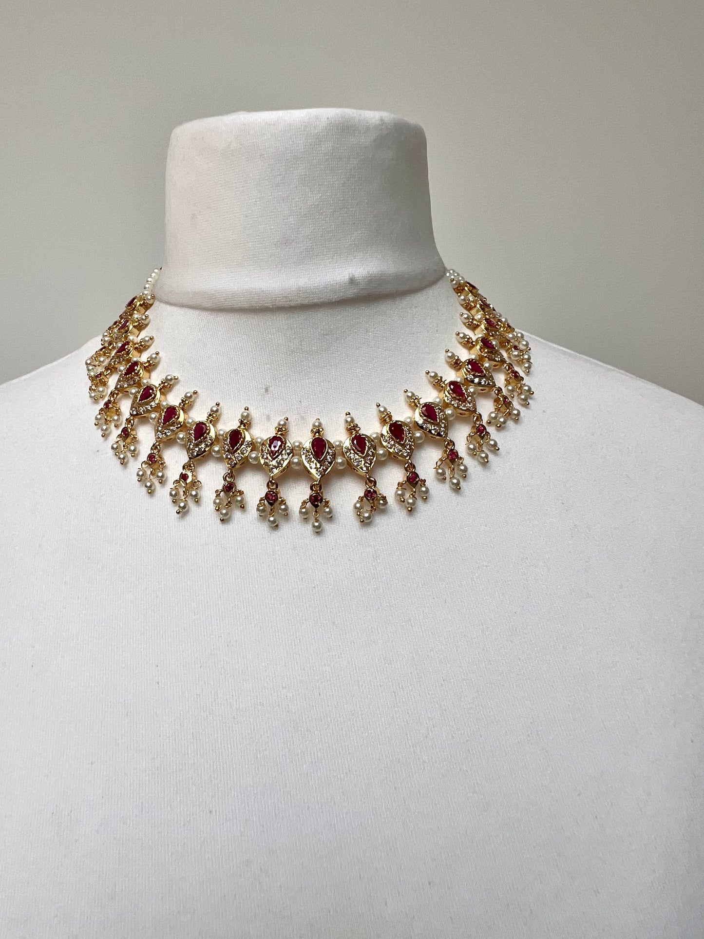 VASANTHA - Impon pearl short necklace in ruby and white N3308