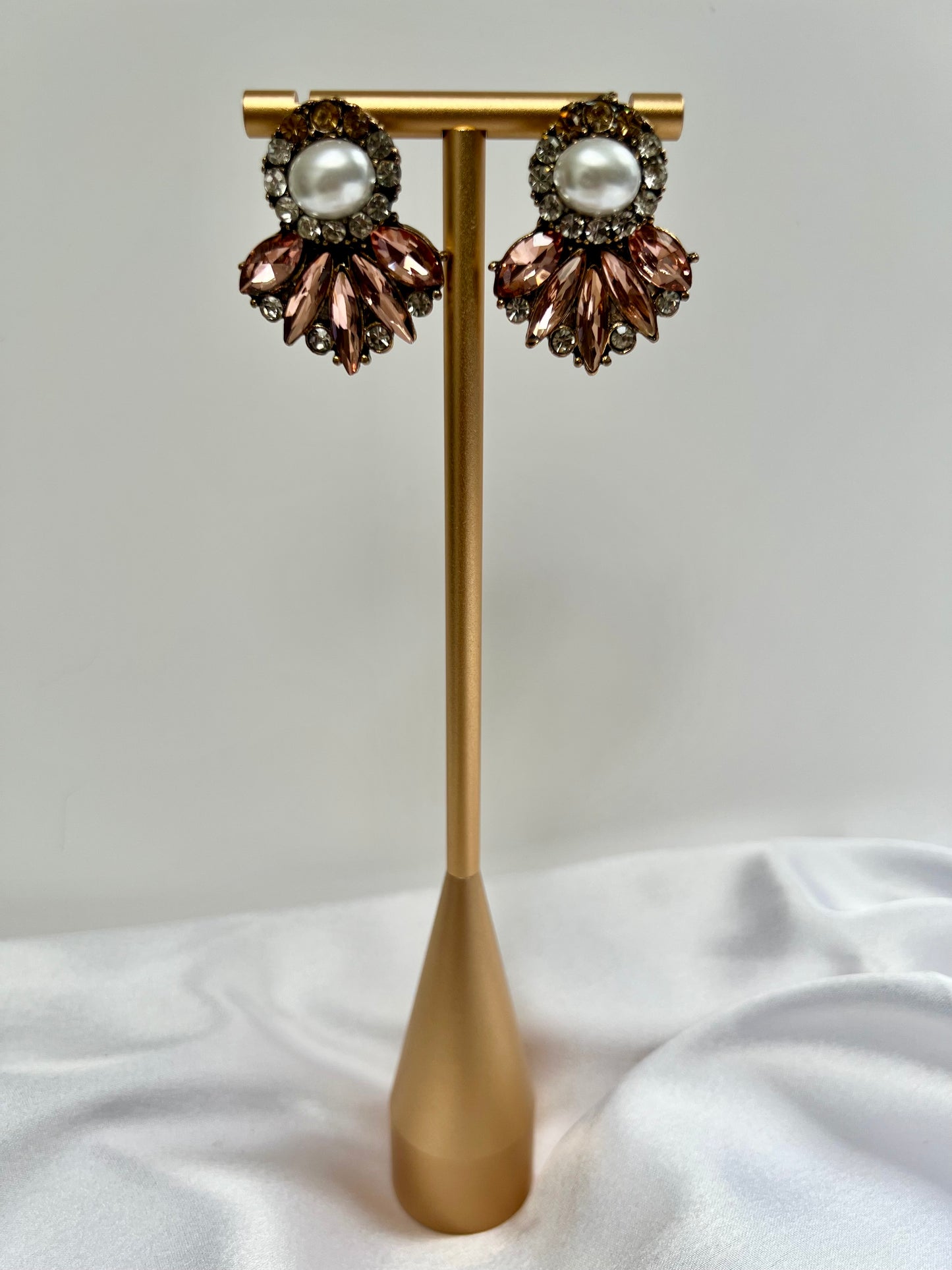Short antique gold white, champagne and baby pink stoned earrings E3073