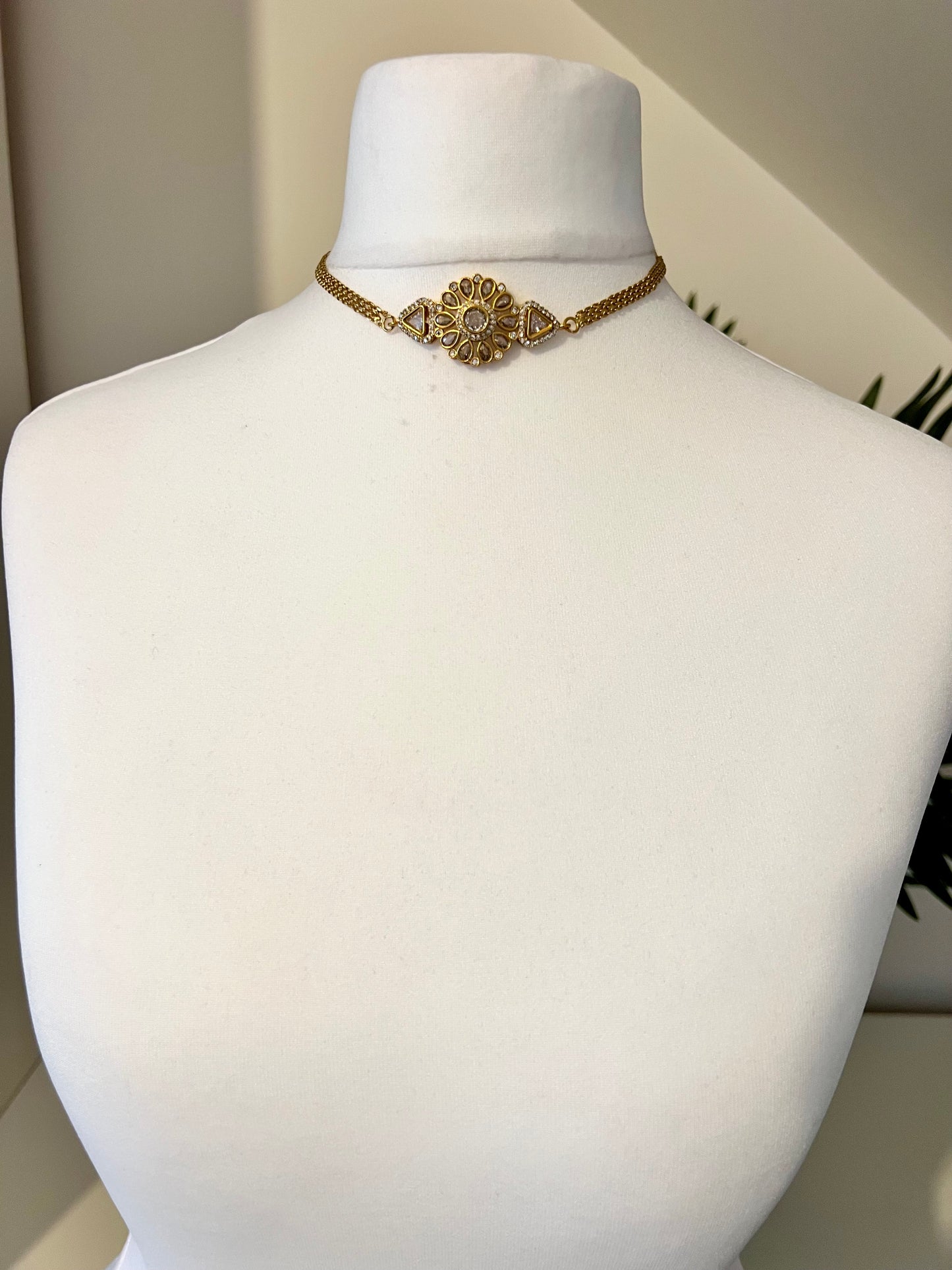 THUVA- Small golden choker necklace with earrings N3190