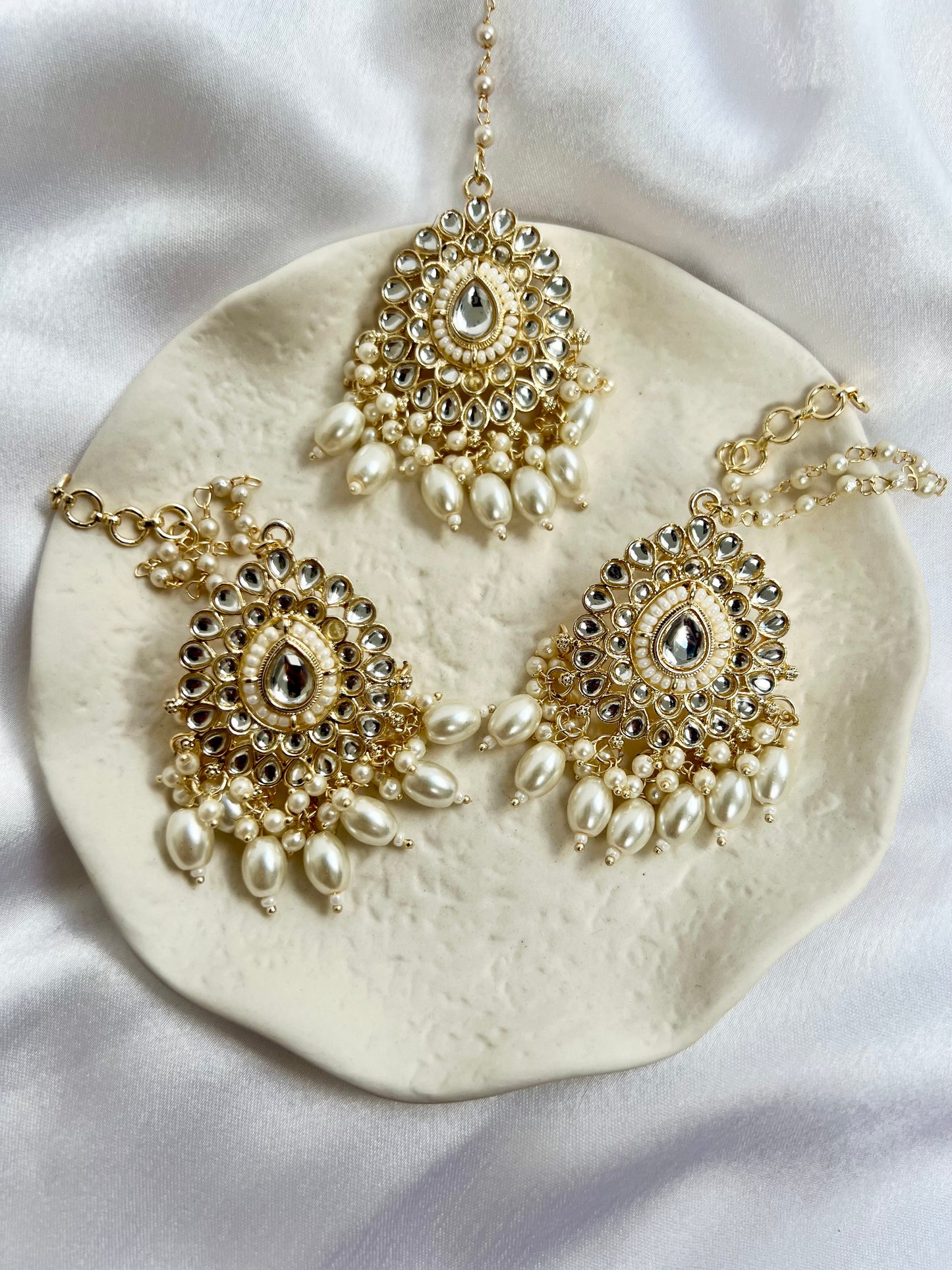 White pearl white stoned pearl earring and tikka set ET3001