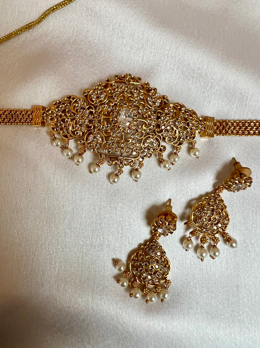 BANUVI - White stoned golden choker with flat earrings N3182