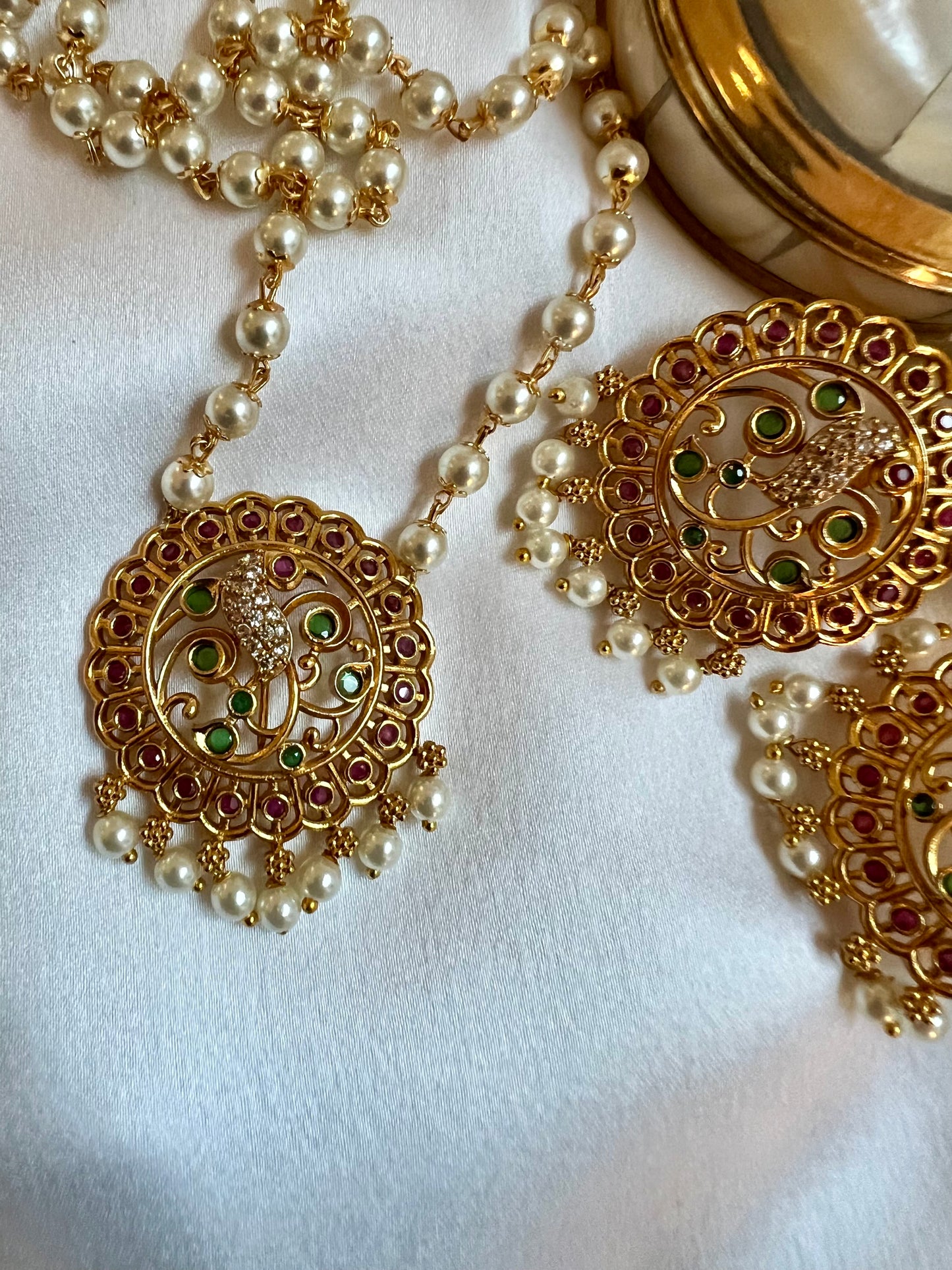 NIVI - Short pearl necklace with a round pendant and matching stud earrings N3018