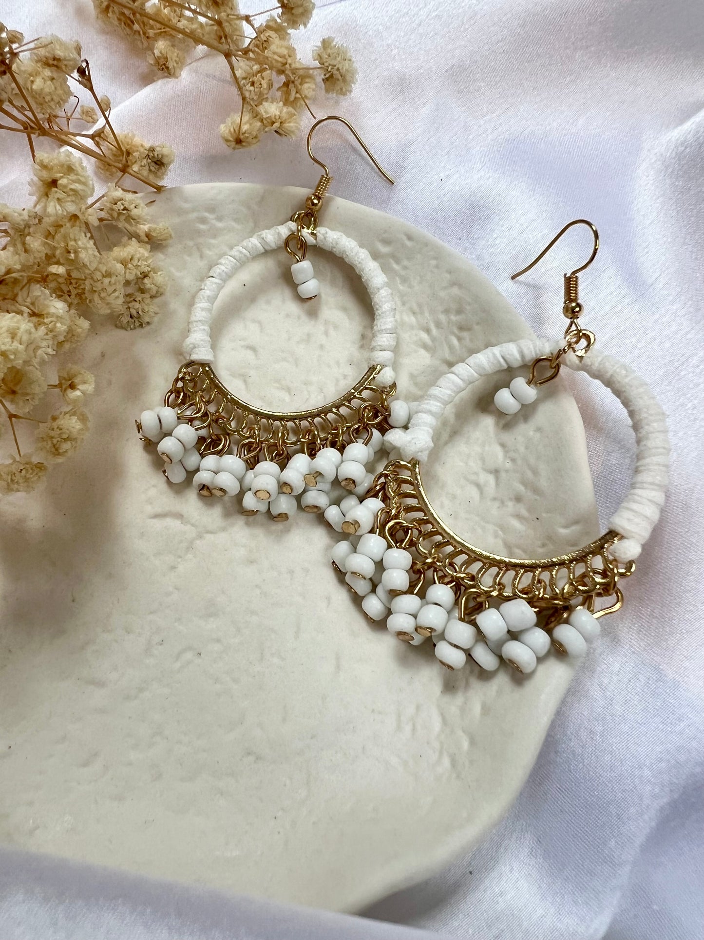 Golden hoop earrings with white beads E3049