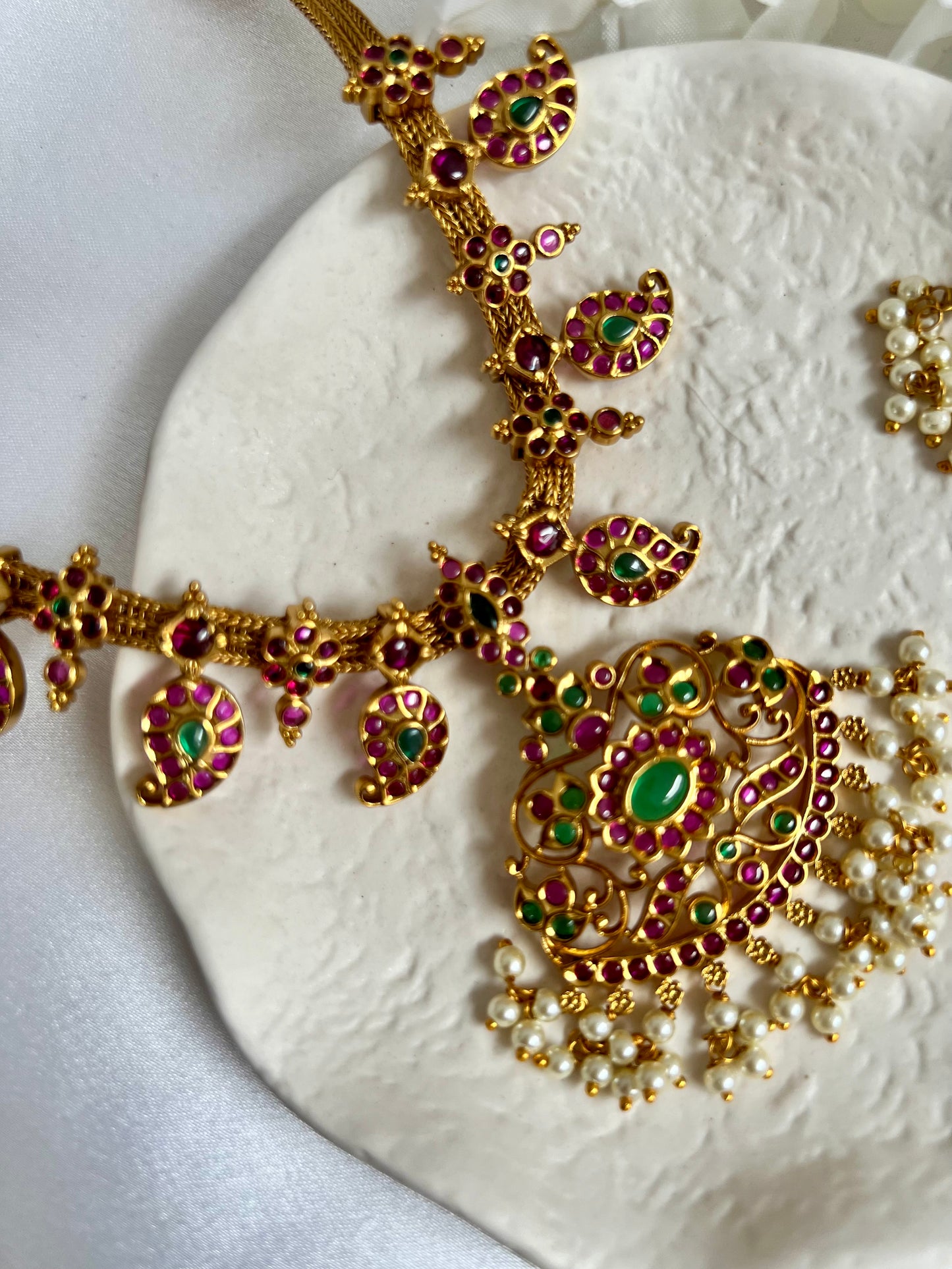 MAHA - Antique kemp stone style short necklace with mango motifs in rubygreen with matching earrings N3051