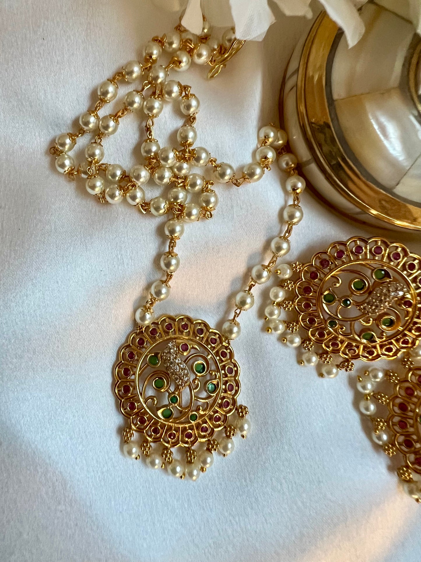 NIVI - Short pearl necklace with a round pendant and matching stud earrings N3018