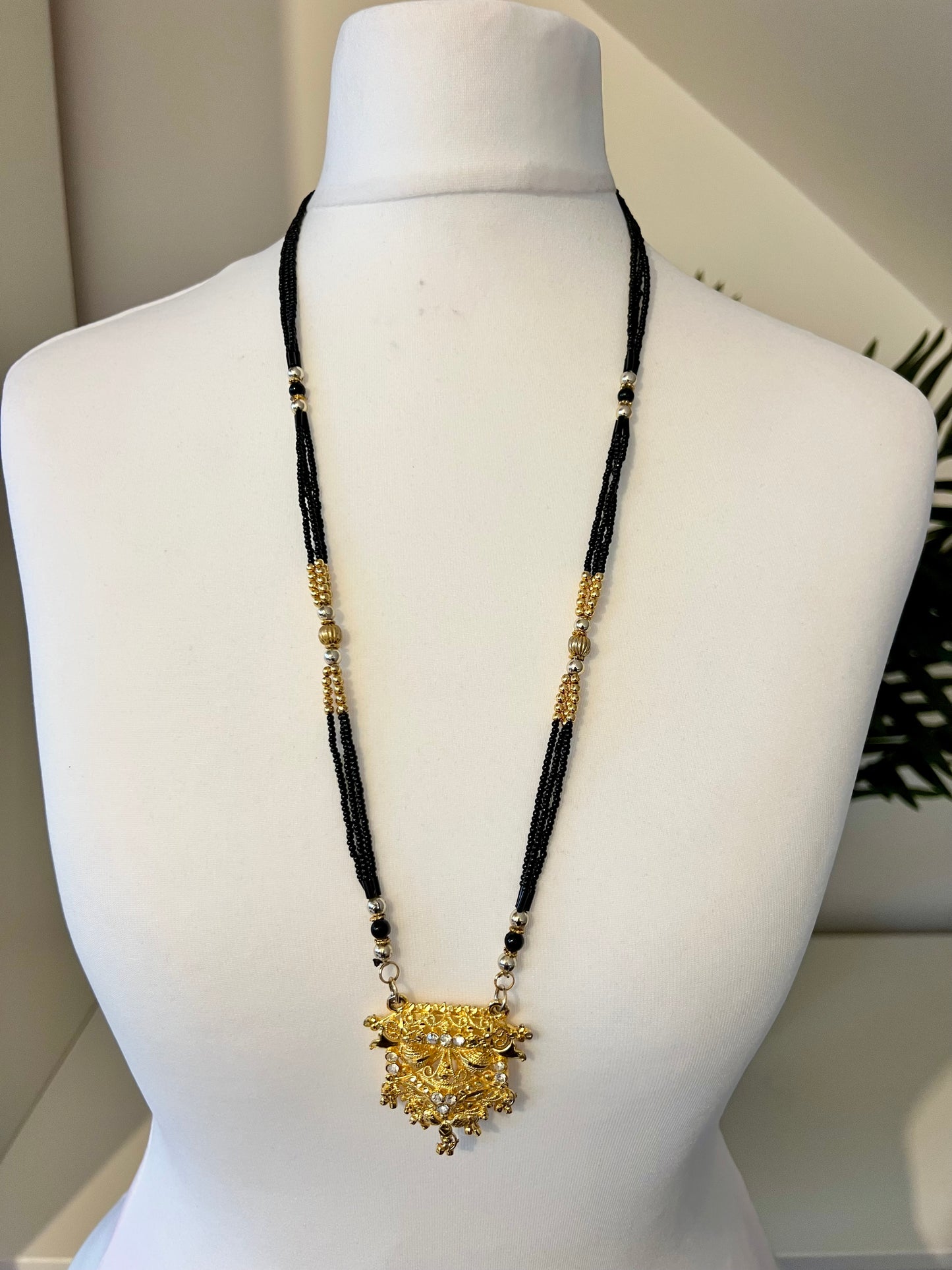 AMBIGA - Long black beaded chain with a golden pendant N3239