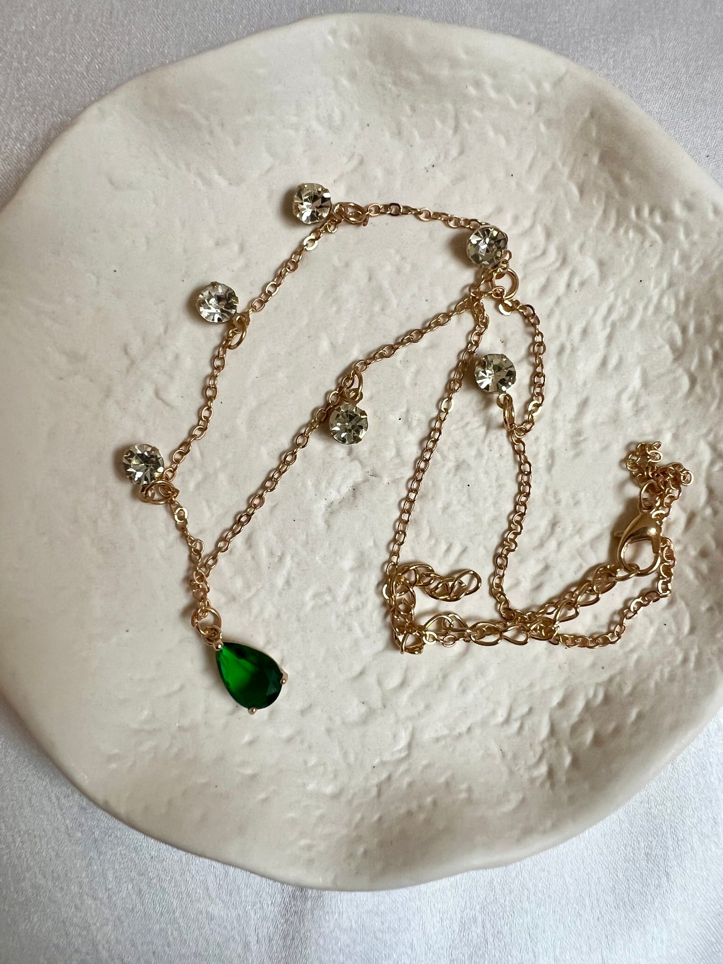AVANI - simple gold chain with dangling stones in white and green N3225