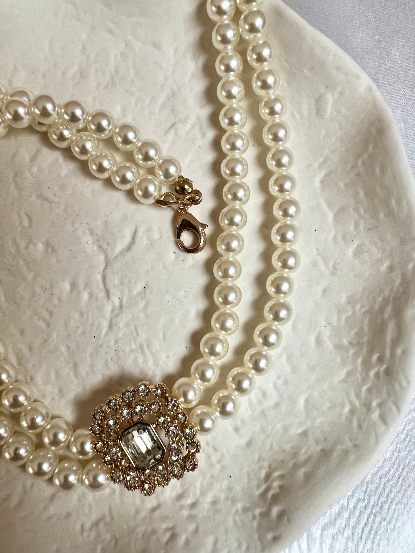 LALISA - short choker pearl necklace with white stones N3216