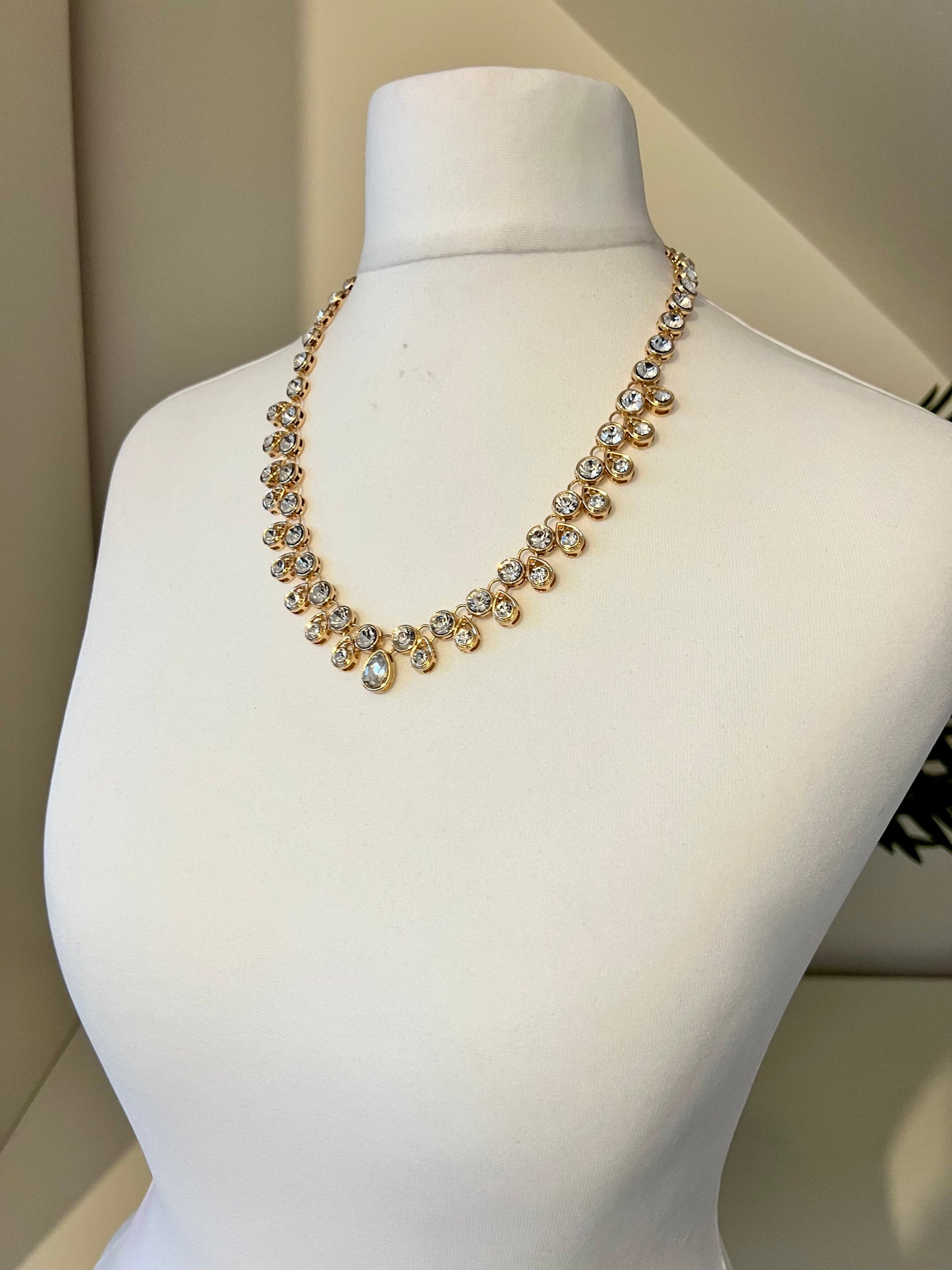 HASILI - Simple lightweight golden large white stoned necklace N3243