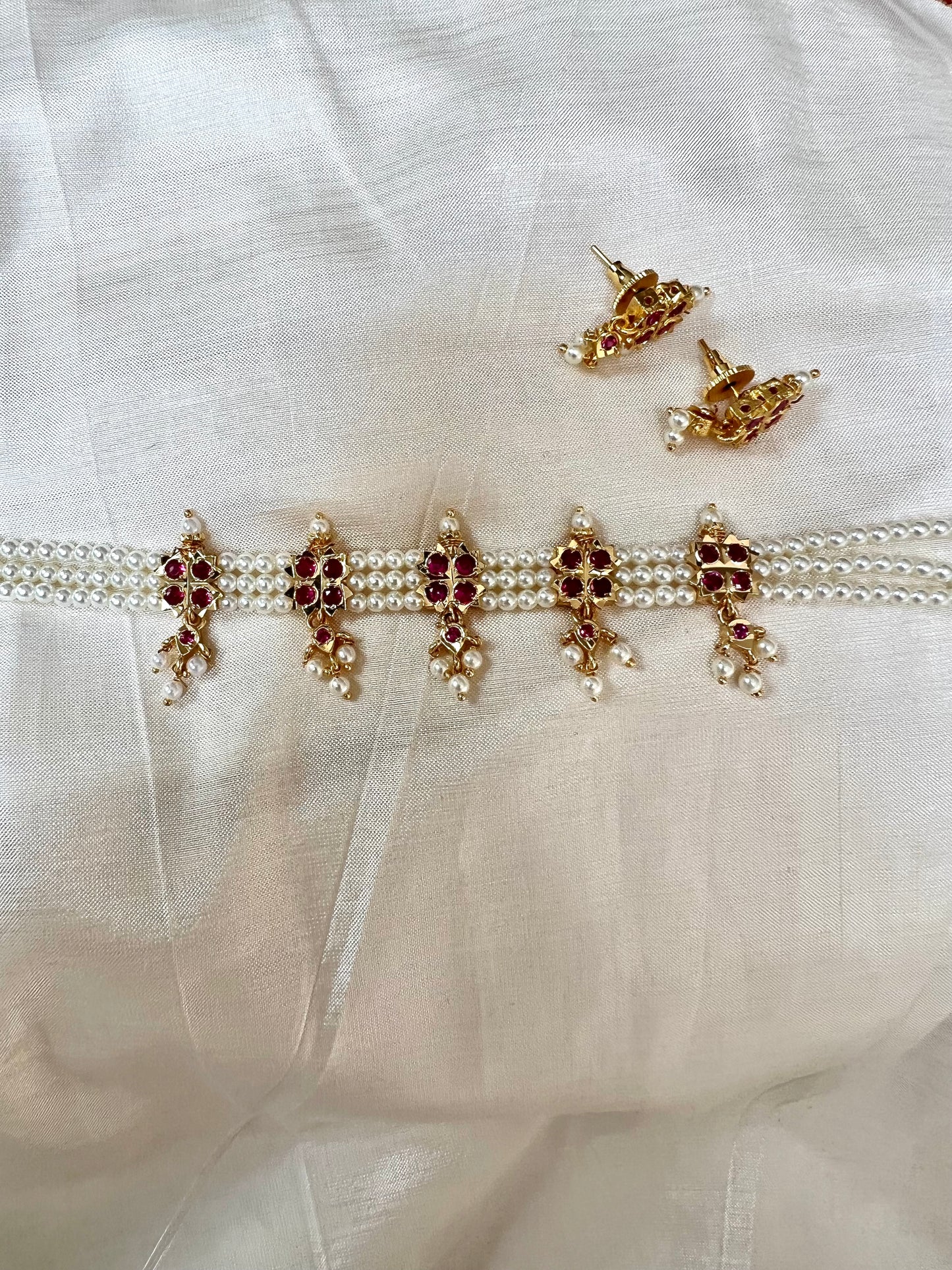 SUNDARI - Impon pearl choker in ruby and white with matching earrings N3303