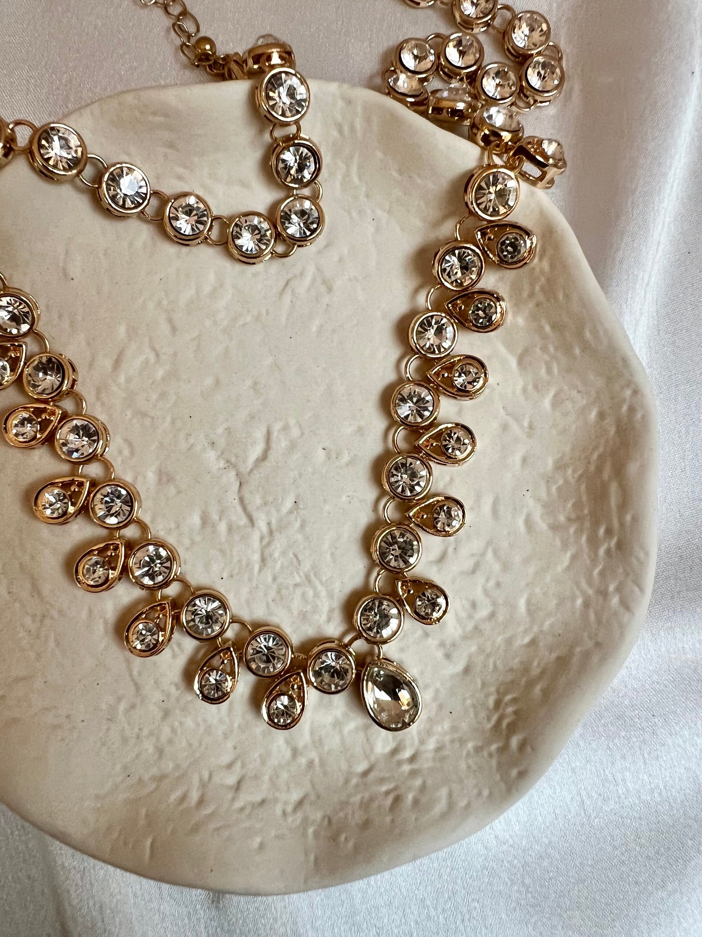 HASILI - Simple lightweight golden large white stoned necklace N3243