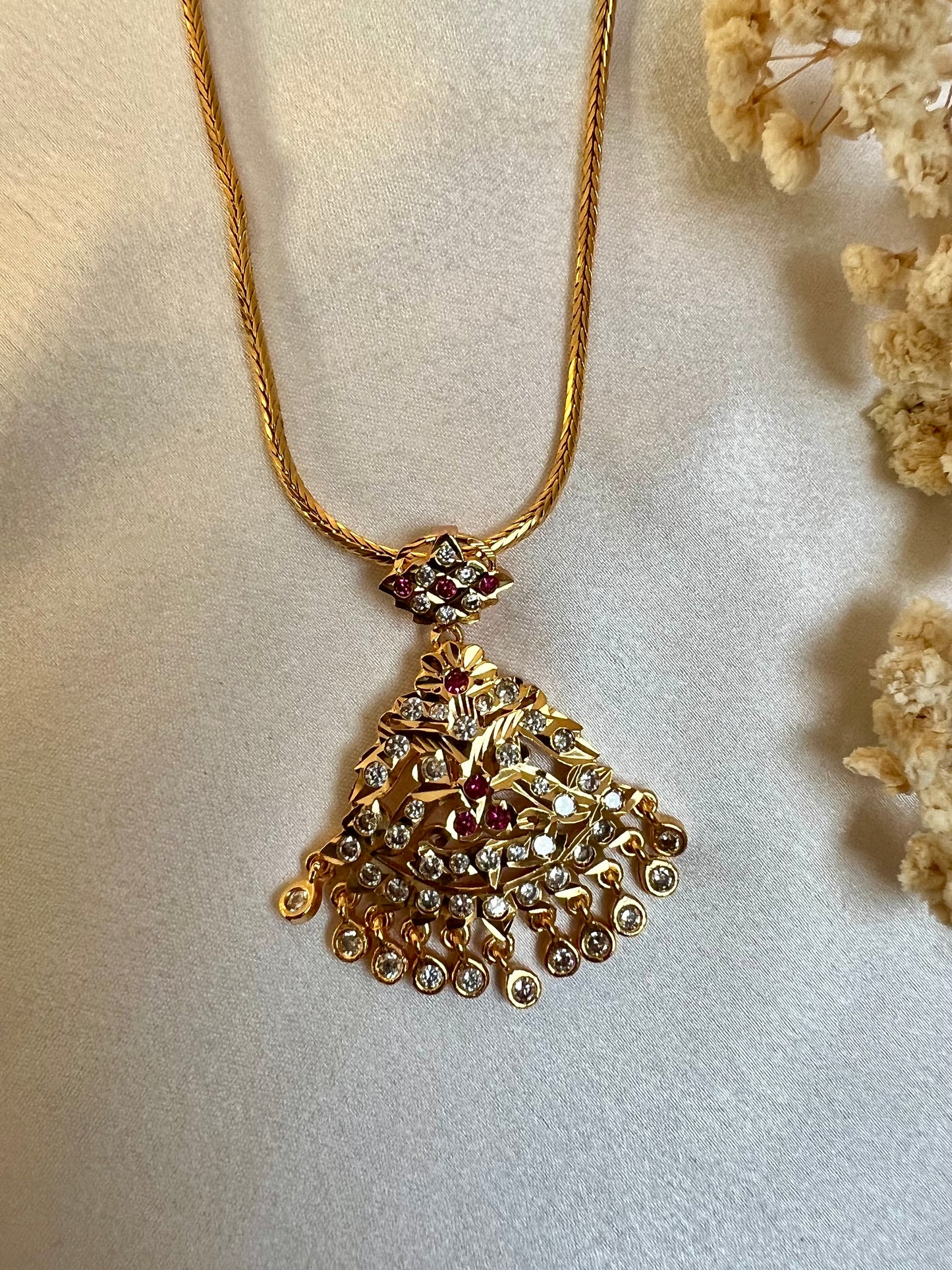 SHARMI -Short kodi impon necklace with ruby and white stones N3156