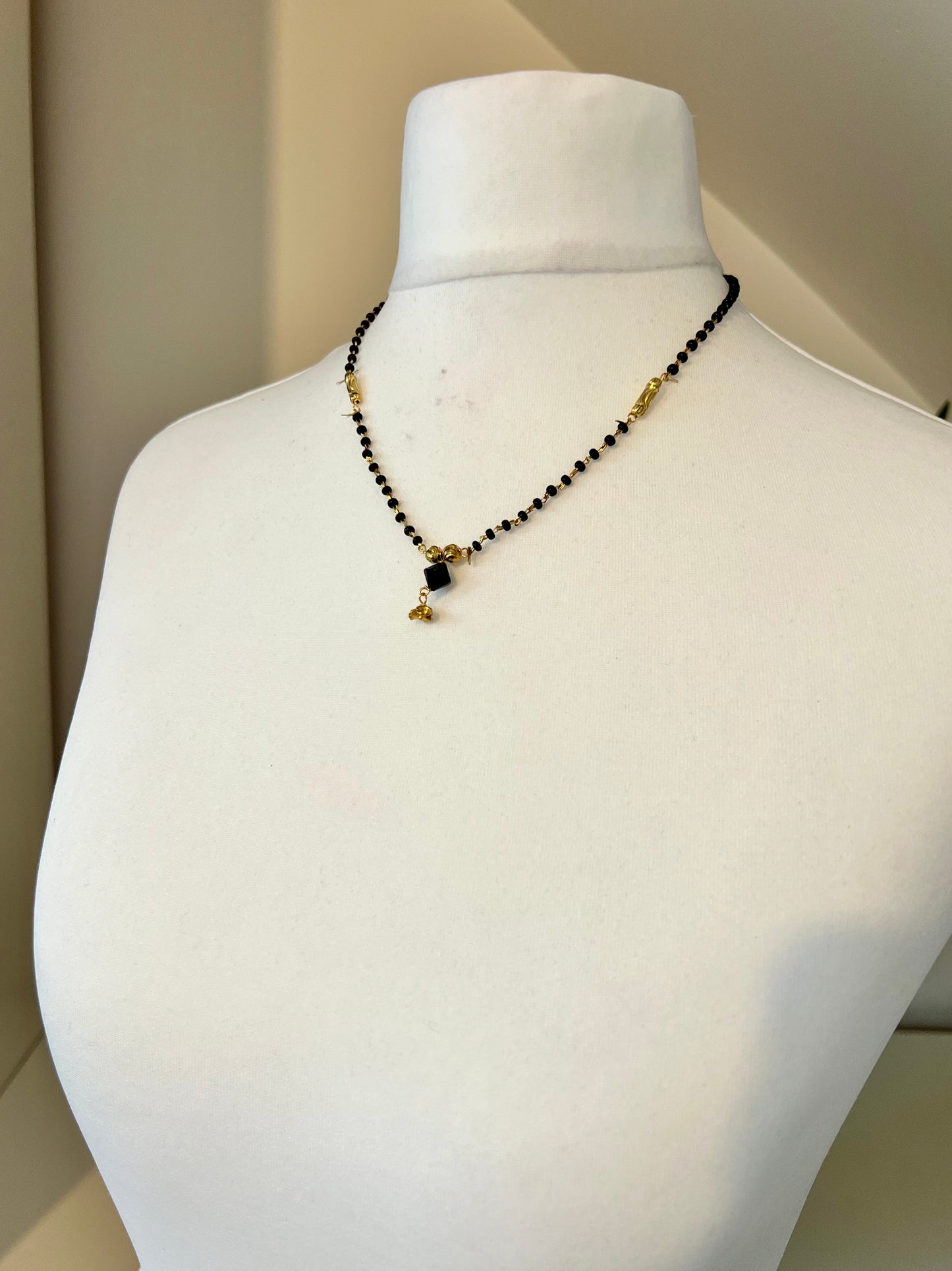 DHARA - Simple black beads and golden ball short chain N3223
